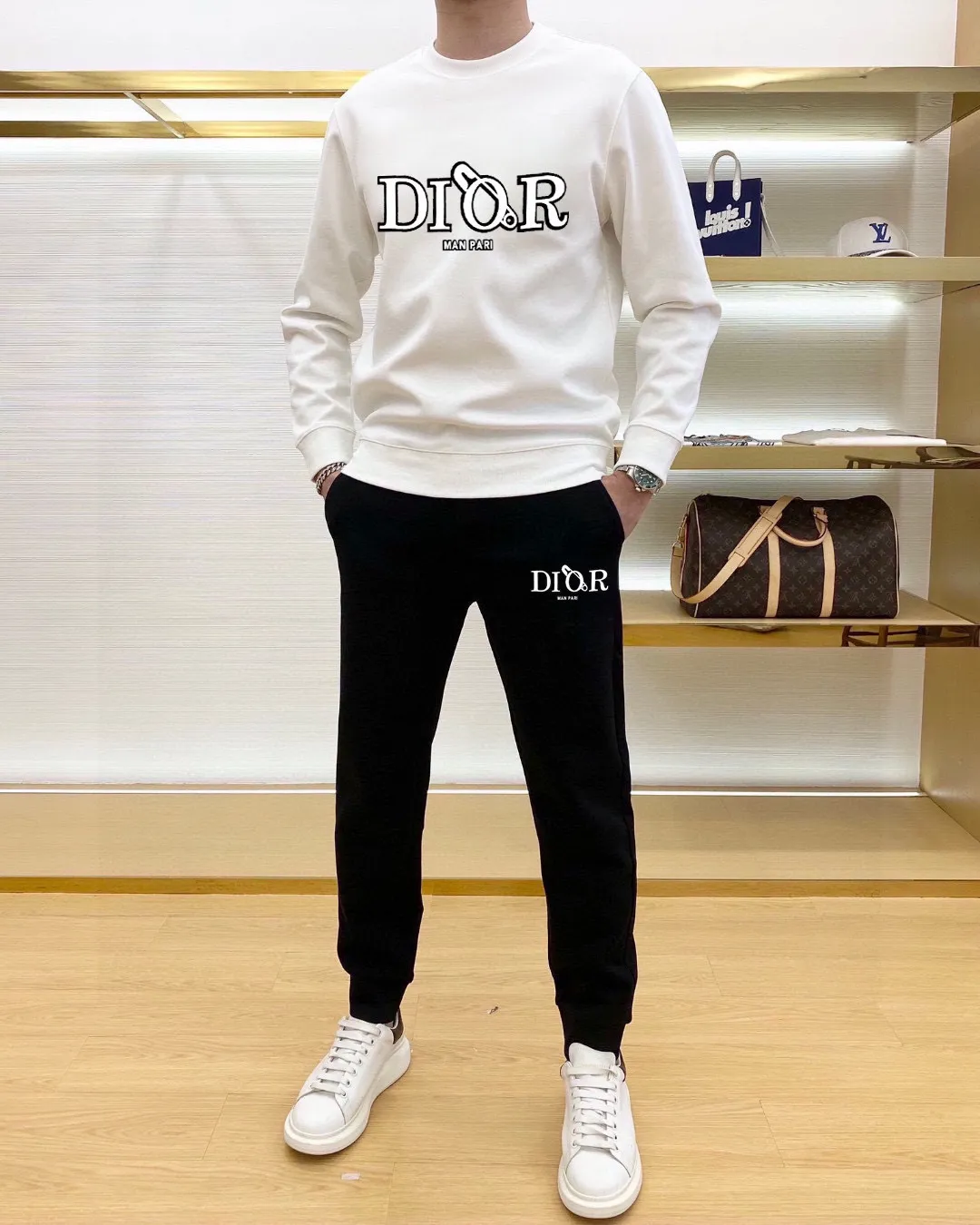 🅿️380 direct batch [DIOR Dior] (Fat Man Gospel) hot-selling suit is coming. Focus on the original version of the official website. 2025 new hot-selling sweatshirt suit. The original order is the best. 🇭🇰The meticulous work of top designers. Just for a fitting and perfect upper body effect. All-natural high-quality Roman cotton 100%, close-fitting comfort, noble and elegant! Original hardware embodies elegance and nobility! Counter size: M-5XL (maximum wear up to 220 pounds)