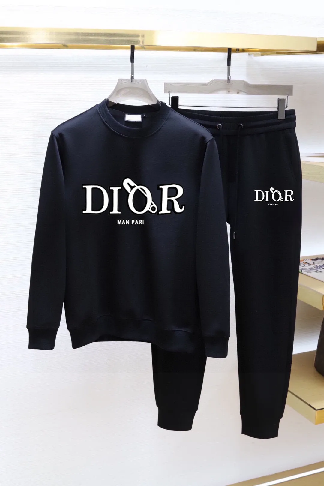 🅿️380 direct batch [DIOR Dior] (Fat Man Gospel) hot-selling suit is coming. Focus on the original version of the official website. 2025 new hot-selling sweatshirt suit. The original order is the best. 🇭🇰The meticulous work of top designers. Just for a fitting and perfect upper body effect. All-natural high-quality Roman cotton 100%, close-fitting comfort, noble and elegant! Original hardware embodies elegance and nobility! Counter size: M-5XL (maximum wear up to 220 pounds)
