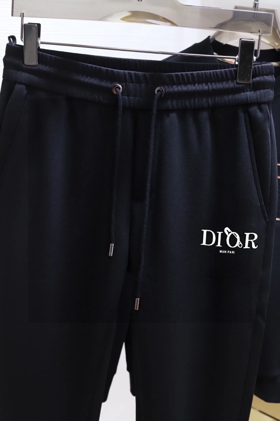🅿️380 direct batch [DIOR Dior] (Fat Man Gospel) hot-selling suit is coming. Focus on the original version of the official website. 2025 new hot-selling sweatshirt suit. The original order is the best. 🇭🇰The meticulous work of top designers. Just for a fitting and perfect upper body effect. All-natural high-quality Roman cotton 100%, close-fitting comfort, noble and elegant! Original hardware embodies elegance and nobility! Counter size: M-5XL (maximum wear up to 220 pounds)
