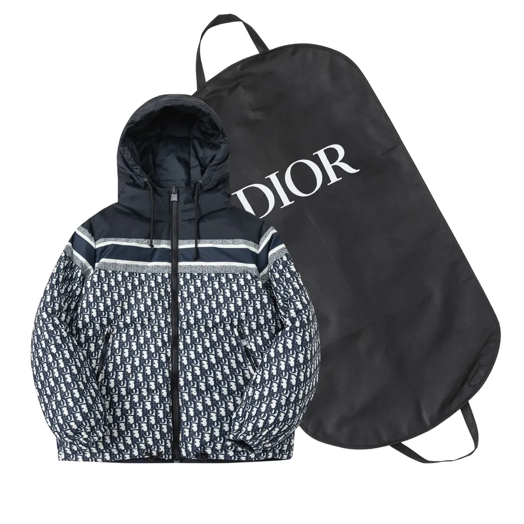 🅿️1040 (with dust bag) Dior/Dior 22FW all-over printed jacquard down jacket The original 17,000 purchased sample garments are patterned, using the new international standard 90 white duck down (testable) with a fill power of 700. Each piece of down is no less than 330 grams, 100% filled, pure down. In order to distinguish the hand-filled down from small workshops, we uniformly choose to use MCGS machine filling, based on the filling quantity of each piece, the fill power of the down, and the down. The inner liner has a 900-density double-layer liner with an anti-feather coating, which maintains the down shape and ensures that the down will not move after dry cleaning. The inner lining is 900-density and comes with an anti-feather coating. The cuffs and collar are made of original Velcro, which is durable. The accessories and hardware are all custom-made from the factory. Quality is determined by details. Double-sided printed fabrics are customized, and it takes 60 days to perfectly restore the overall presbyopia logo alignment. zp, super soft feel, exquisite pattern design arrangement and positioning, soft and anti-static fabric, feel free to compare with the market version size: S-XXL