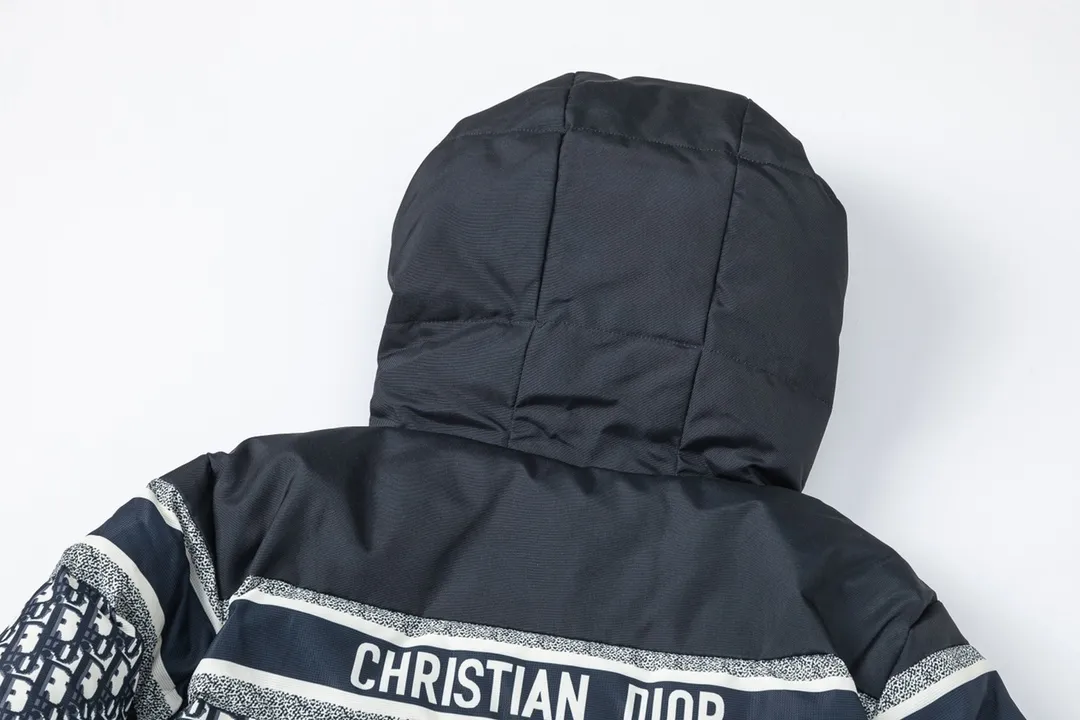 🅿️1040 (with dust bag) Dior/Dior 22FW all-over printed jacquard down jacket The original 17,000 purchased sample garments are patterned, using the new international standard 90 white duck down (testable) with a fill power of 700. Each piece of down is no less than 330 grams, 100% filled, pure down. In order to distinguish the hand-filled down from small workshops, we uniformly choose to use MCGS machine filling, based on the filling quantity of each piece, the fill power of the down, and the down. The inner liner has a 900-density double-layer liner with an anti-feather coating, which maintains the down shape and ensures that the down will not move after dry cleaning. The inner lining is 900-density and comes with an anti-feather coating. The cuffs and collar are made of original Velcro, which is durable. The accessories and hardware are all custom-made from the factory. Quality is determined by details. Double-sided printed fabrics are customized, and it takes 60 days to perfectly restore the overall presbyopia logo alignment. zp, super soft feel, exquisite pattern design arrangement and positioning, soft and anti-static fabric, feel free to compare with the market version size: S-XXL