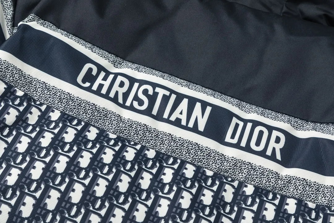 🅿️1040 (with dust bag) Dior/Dior 22FW all-over printed jacquard down jacket The original 17,000 purchased sample garments are patterned, using the new international standard 90 white duck down (testable) with a fill power of 700. Each piece of down is no less than 330 grams, 100% filled, pure down. In order to distinguish the hand-filled down from small workshops, we uniformly choose to use MCGS machine filling, based on the filling quantity of each piece, the fill power of the down, and the down. The inner liner has a 900-density double-layer liner with an anti-feather coating, which maintains the down shape and ensures that the down will not move after dry cleaning. The inner lining is 900-density and comes with an anti-feather coating. The cuffs and collar are made of original Velcro, which is durable. The accessories and hardware are all custom-made from the factory. Quality is determined by details. Double-sided printed fabrics are customized, and it takes 60 days to perfectly restore the overall presbyopia logo alignment. zp, super soft feel, exquisite pattern design arrangement and positioning, soft and anti-static fabric, feel free to compare with the market version size: S-XXL