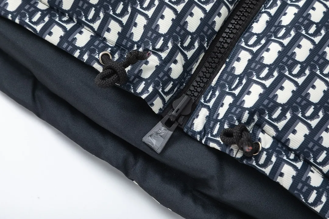 🅿️1040 (with dust bag) Dior/Dior 22FW all-over printed jacquard down jacket The original 17,000 purchased sample garments are patterned, using the new international standard 90 white duck down (testable) with a fill power of 700. Each piece of down is no less than 330 grams, 100% filled, pure down. In order to distinguish the hand-filled down from small workshops, we uniformly choose to use MCGS machine filling, based on the filling quantity of each piece, the fill power of the down, and the down. The inner liner has a 900-density double-layer liner with an anti-feather coating, which maintains the down shape and ensures that the down will not move after dry cleaning. The inner lining is 900-density and comes with an anti-feather coating. The cuffs and collar are made of original Velcro, which is durable. The accessories and hardware are all custom-made from the factory. Quality is determined by details. Double-sided printed fabrics are customized, and it takes 60 days to perfectly restore the overall presbyopia logo alignment. zp, super soft feel, exquisite pattern design arrangement and positioning, soft and anti-static fabric, feel free to compare with the market version size: S-XXL
