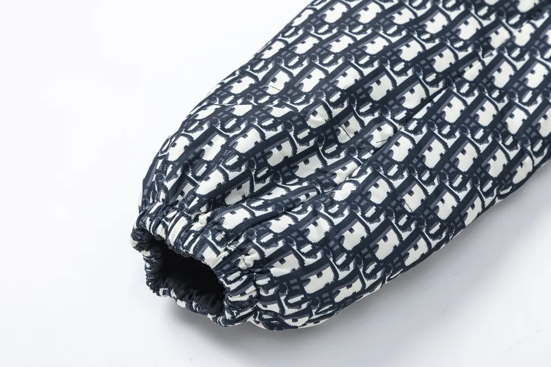 🅿️1040 (with dust bag) Dior/Dior 22FW all-over printed jacquard down jacket The original 17,000 purchased sample garments are patterned, using the new international standard 90 white duck down (testable) with a fill power of 700. Each piece of down is no less than 330 grams, 100% filled, pure down. In order to distinguish the hand-filled down from small workshops, we uniformly choose to use MCGS machine filling, based on the filling quantity of each piece, the fill power of the down, and the down. The inner liner has a 900-density double-layer liner with an anti-feather coating, which maintains the down shape and ensures that the down will not move after dry cleaning. The inner lining is 900-density and comes with an anti-feather coating. The cuffs and collar are made of original Velcro, which is durable. The accessories and hardware are all custom-made from the factory. Quality is determined by details. Double-sided printed fabrics are customized, and it takes 60 days to perfectly restore the overall presbyopia logo alignment. zp, super soft feel, exquisite pattern design arrangement and positioning, soft and anti-static fabric, feel free to compare with the market version size: S-XXL