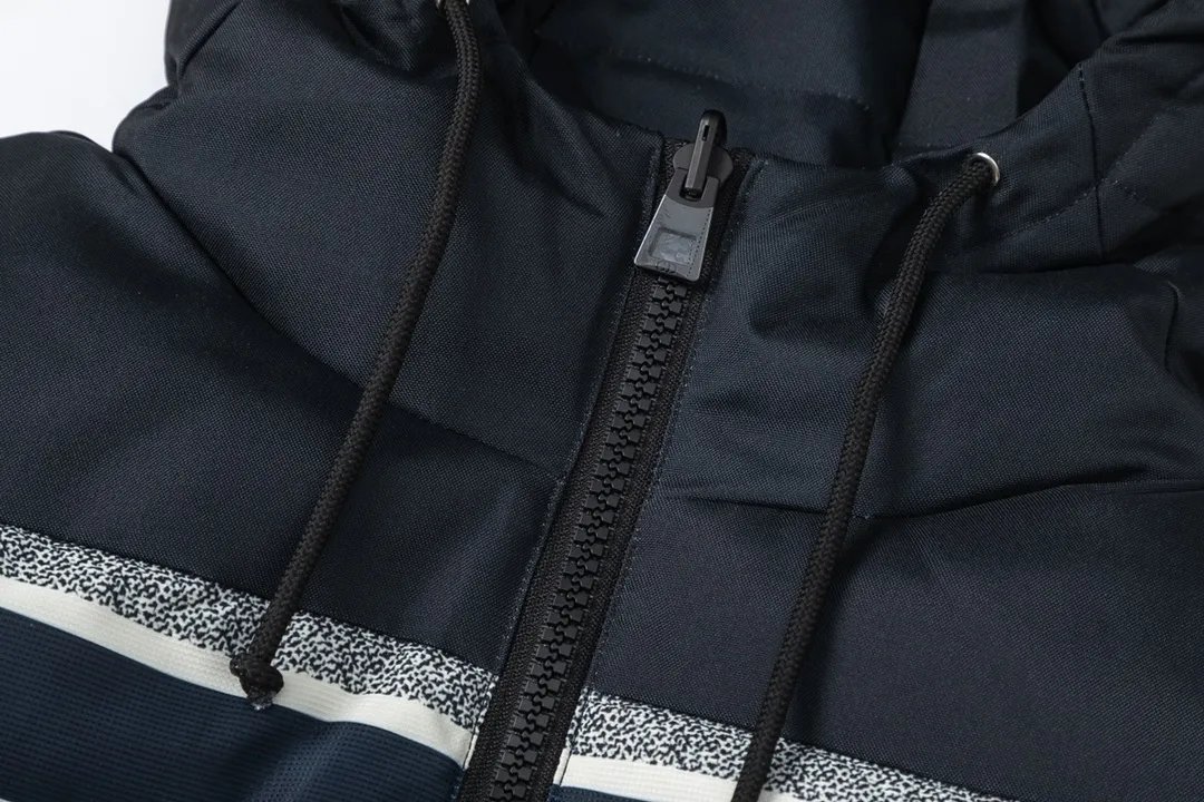 🅿️1040 (with dust bag) Dior/Dior 22FW all-over printed jacquard down jacket The original 17,000 purchased sample garments are patterned, using the new international standard 90 white duck down (testable) with a fill power of 700. Each piece of down is no less than 330 grams, 100% filled, pure down. In order to distinguish the hand-filled down from small workshops, we uniformly choose to use MCGS machine filling, based on the filling quantity of each piece, the fill power of the down, and the down. The inner liner has a 900-density double-layer liner with an anti-feather coating, which maintains the down shape and ensures that the down will not move after dry cleaning. The inner lining is 900-density and comes with an anti-feather coating. The cuffs and collar are made of original Velcro, which is durable. The accessories and hardware are all custom-made from the factory. Quality is determined by details. Double-sided printed fabrics are customized, and it takes 60 days to perfectly restore the overall presbyopia logo alignment. zp, super soft feel, exquisite pattern design arrangement and positioning, soft and anti-static fabric, feel free to compare with the market version size: S-XXL