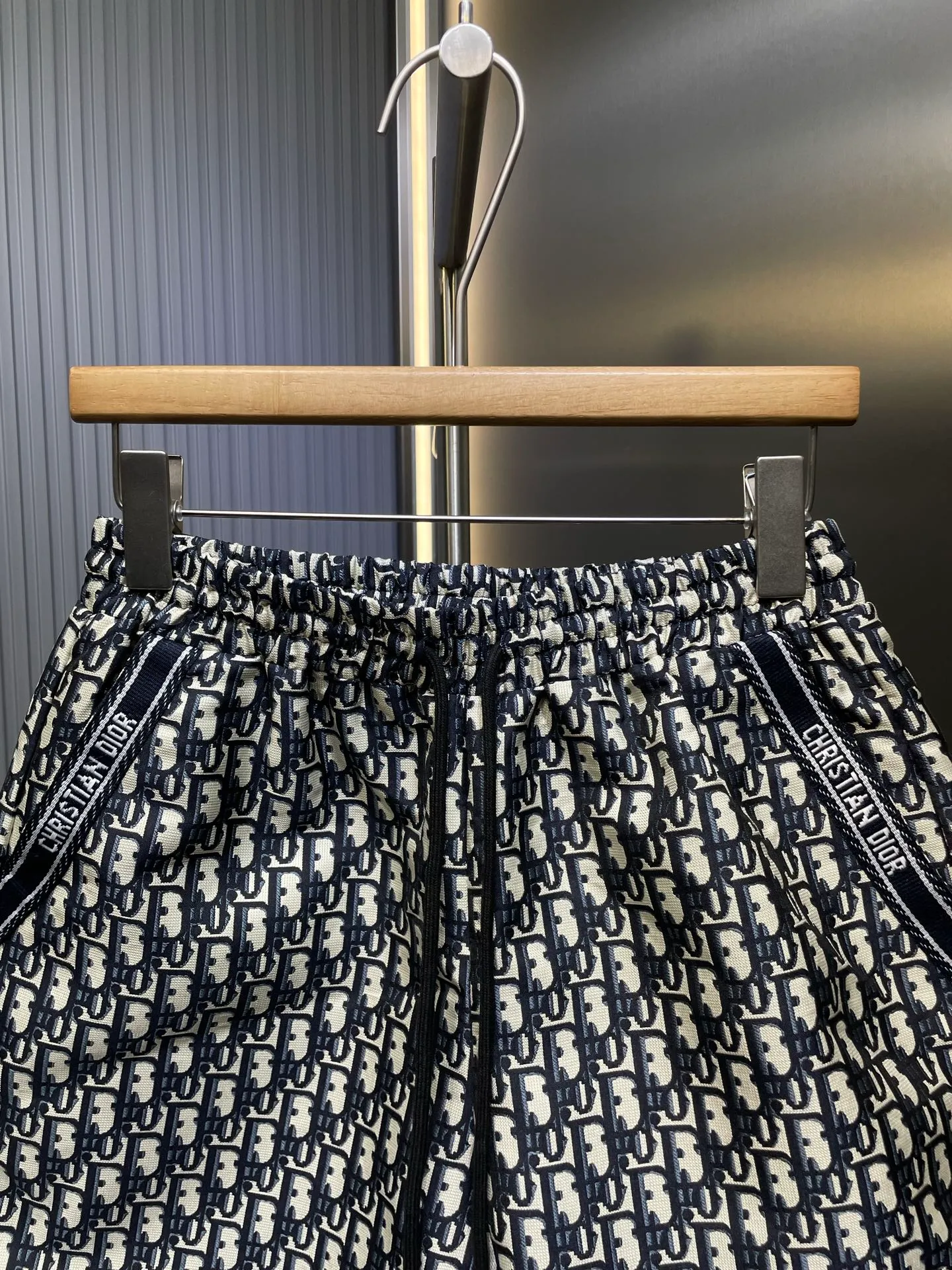 🅿️330 DIOR🌟【Top Replica】The new 2025SS DD early spring blue taffeta jacquard shorts are now on the shelves. These shorts are decorated with blue Oblique print, recalling the classic pattern launched by the brand in 1967. Crafted from blue taffeta technical jacquard fabric, it features a drawstring waist and side pockets for a unique look size: SML