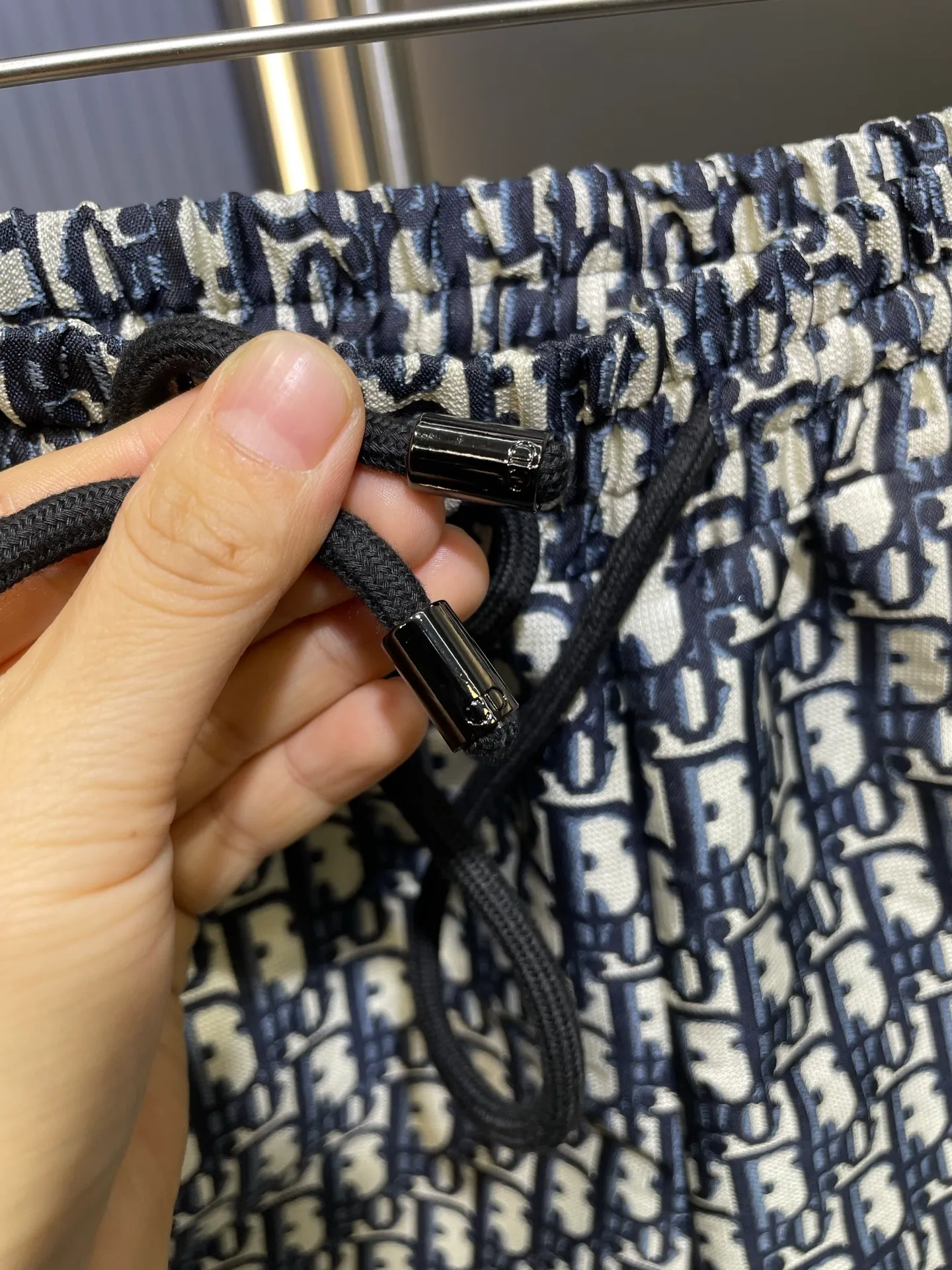 🅿️330 DIOR🌟【Top Replica】The new 2025SS DD early spring blue taffeta jacquard shorts are now on the shelves. These shorts are decorated with blue Oblique print, recalling the classic pattern launched by the brand in 1967. Crafted from blue taffeta technical jacquard fabric, it features a drawstring waist and side pockets for a unique look size: SML