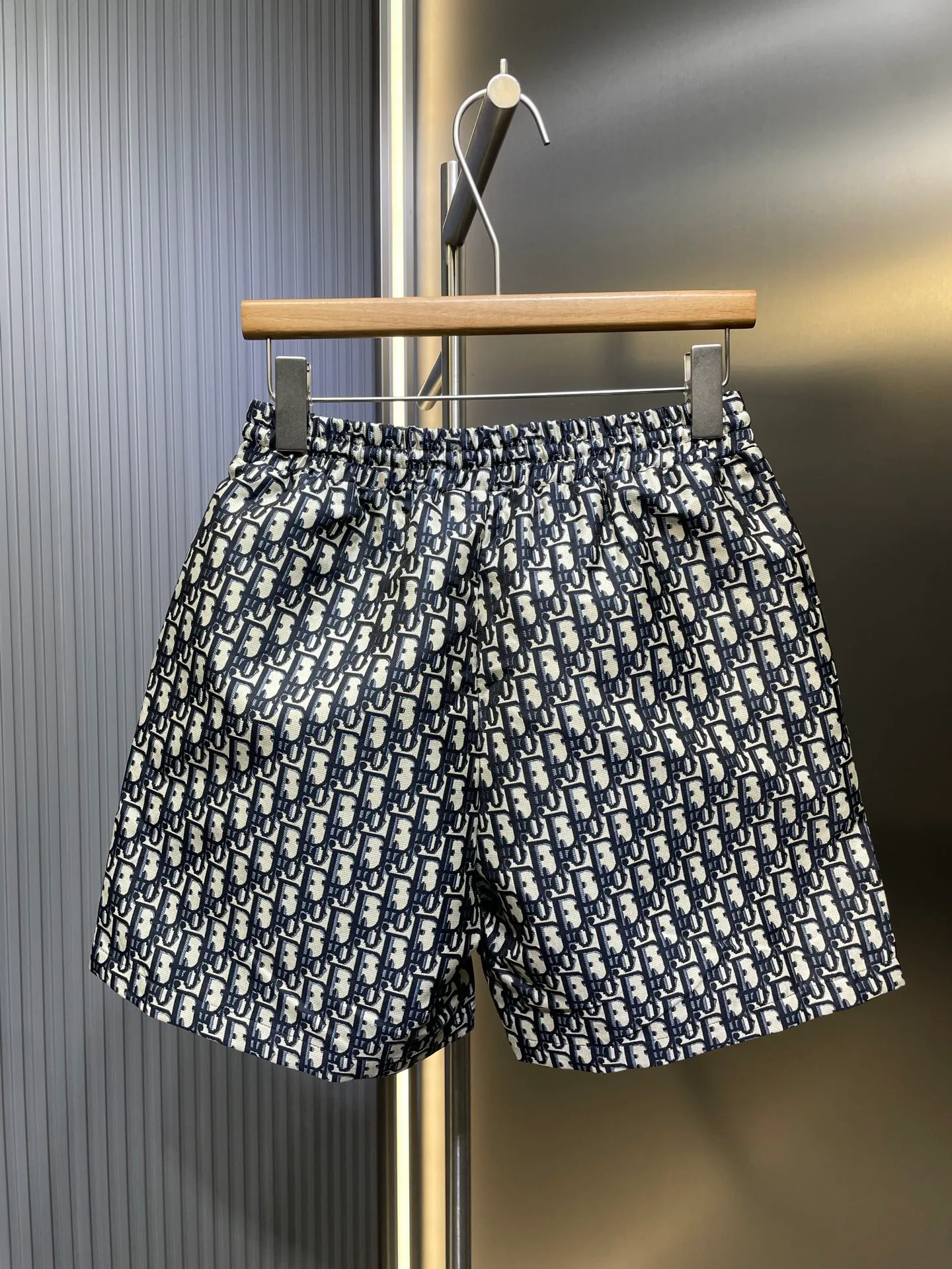 🅿️330 DIOR🌟【Top Replica】The new 2025SS DD early spring blue taffeta jacquard shorts are now on the shelves. These shorts are decorated with blue Oblique print, recalling the classic pattern launched by the brand in 1967. Crafted from blue taffeta technical jacquard fabric, it features a drawstring waist and side pockets for a unique look size: SML
