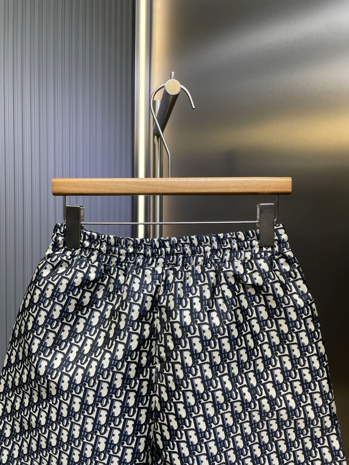 🅿️330 DIOR🌟【Top Replica】The new 2025SS DD early spring blue taffeta jacquard shorts are now on the shelves. These shorts are decorated with blue Oblique print, recalling the classic pattern launched by the brand in 1967. Crafted from blue taffeta technical jacquard fabric, it features a drawstring waist and side pockets for a unique look size: SML