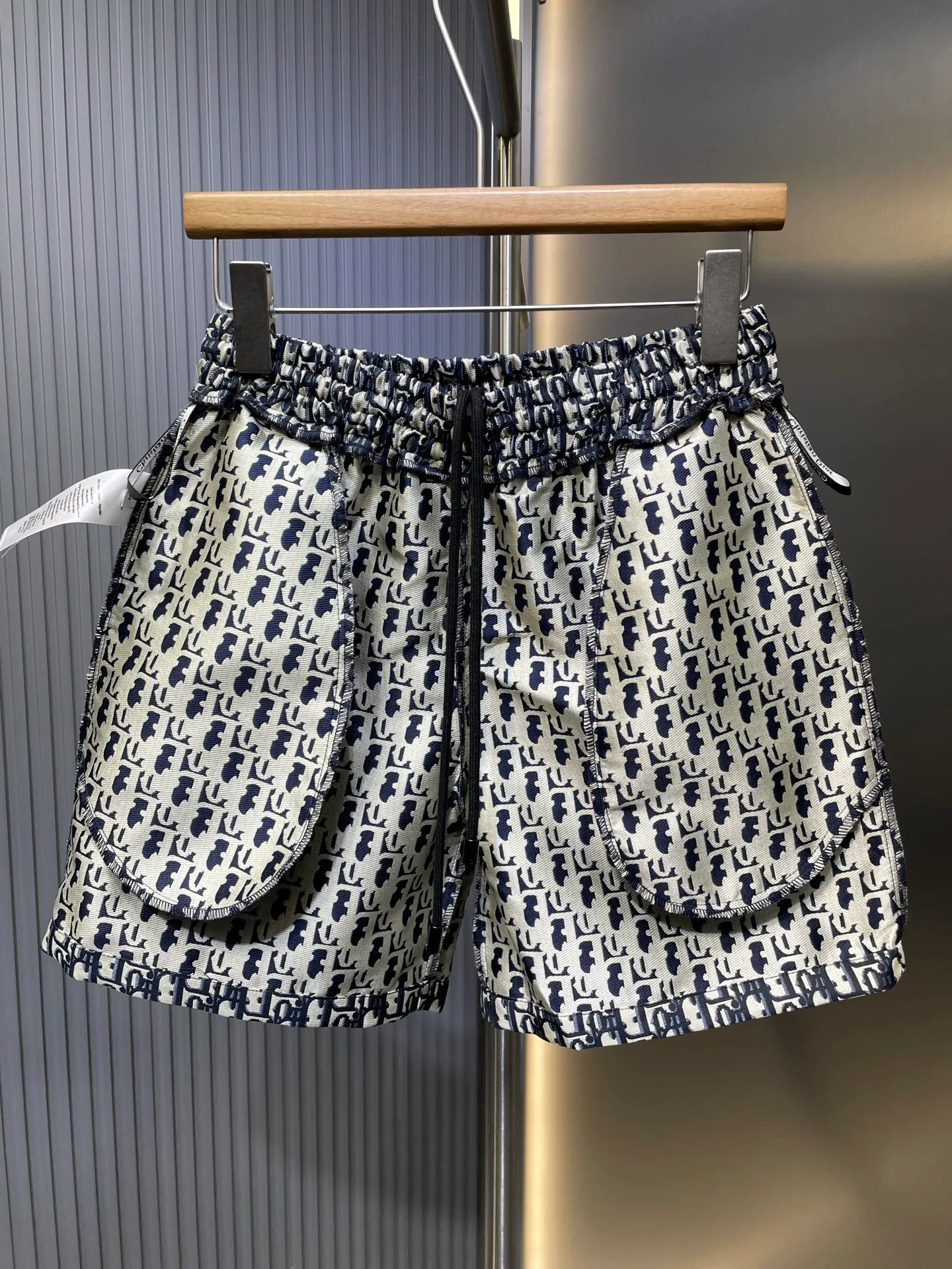 🅿️330 DIOR🌟【Top Replica】The new 2025SS DD early spring blue taffeta jacquard shorts are now on the shelves. These shorts are decorated with blue Oblique print, recalling the classic pattern launched by the brand in 1967. Crafted from blue taffeta technical jacquard fabric, it features a drawstring waist and side pockets for a unique look size: SML