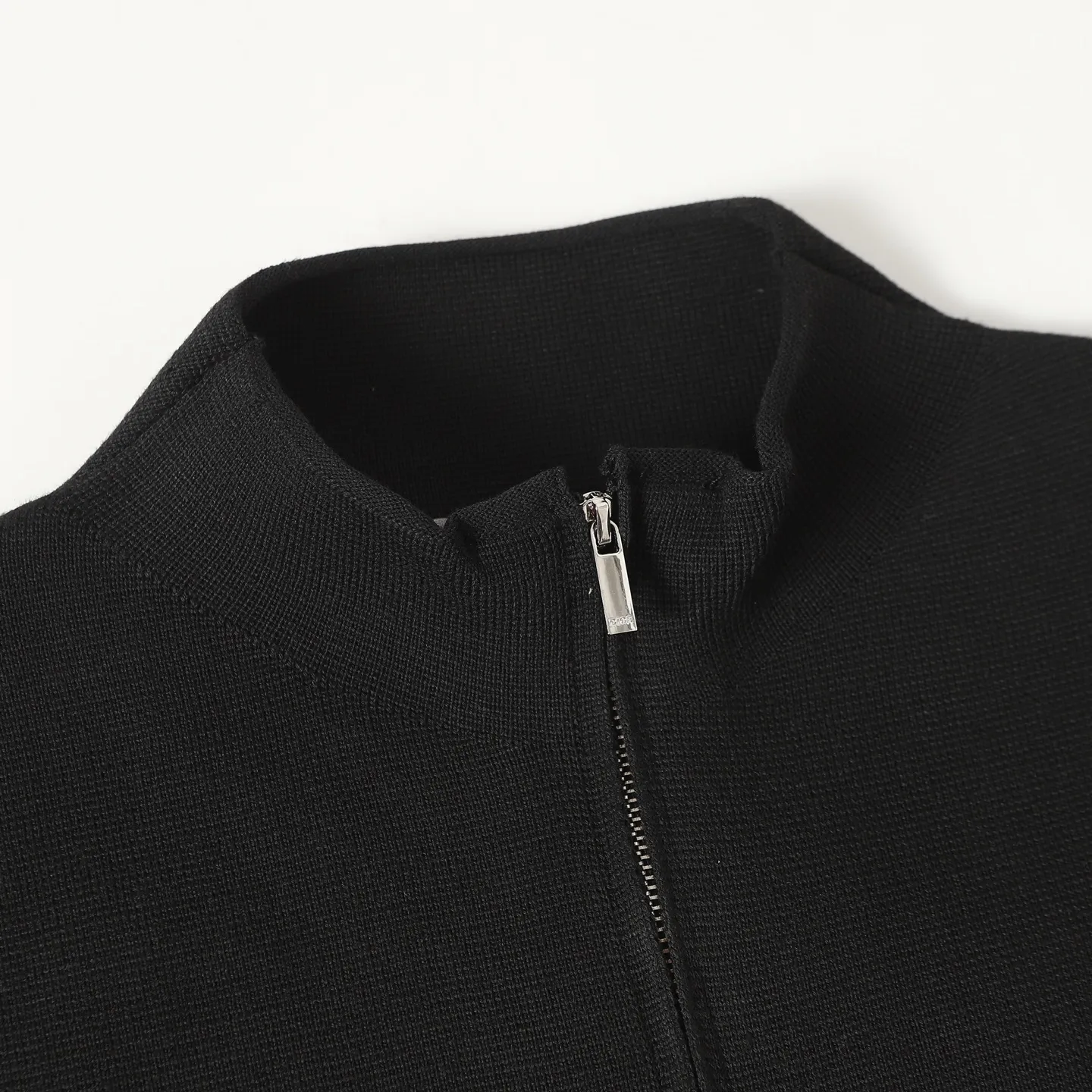 🅿️470 Dior CD letter new woolen jacket The original 15594 was purchased and developed, using 48 counts of ultra-fine 50% wool and 50% cotton blended yarn. It uses an imported 14-gauge wool loom to double-sided three-dimensional weaving. A single piece takes 270 minutes per piece. The letters on the chest are molded and customized with silicone three-dimensional relief embossing technology. The No. 5 thread double-pull letter zipper is customized. The overall routing is straight and delicate, the fabric is comfortable and soft, and the color is consistent without color difference. It can be matched with the same style to create a fashionable look, and can be used in various occasions. Customized accessories, complete with three standards, same style for men and women! Size: S M L XL