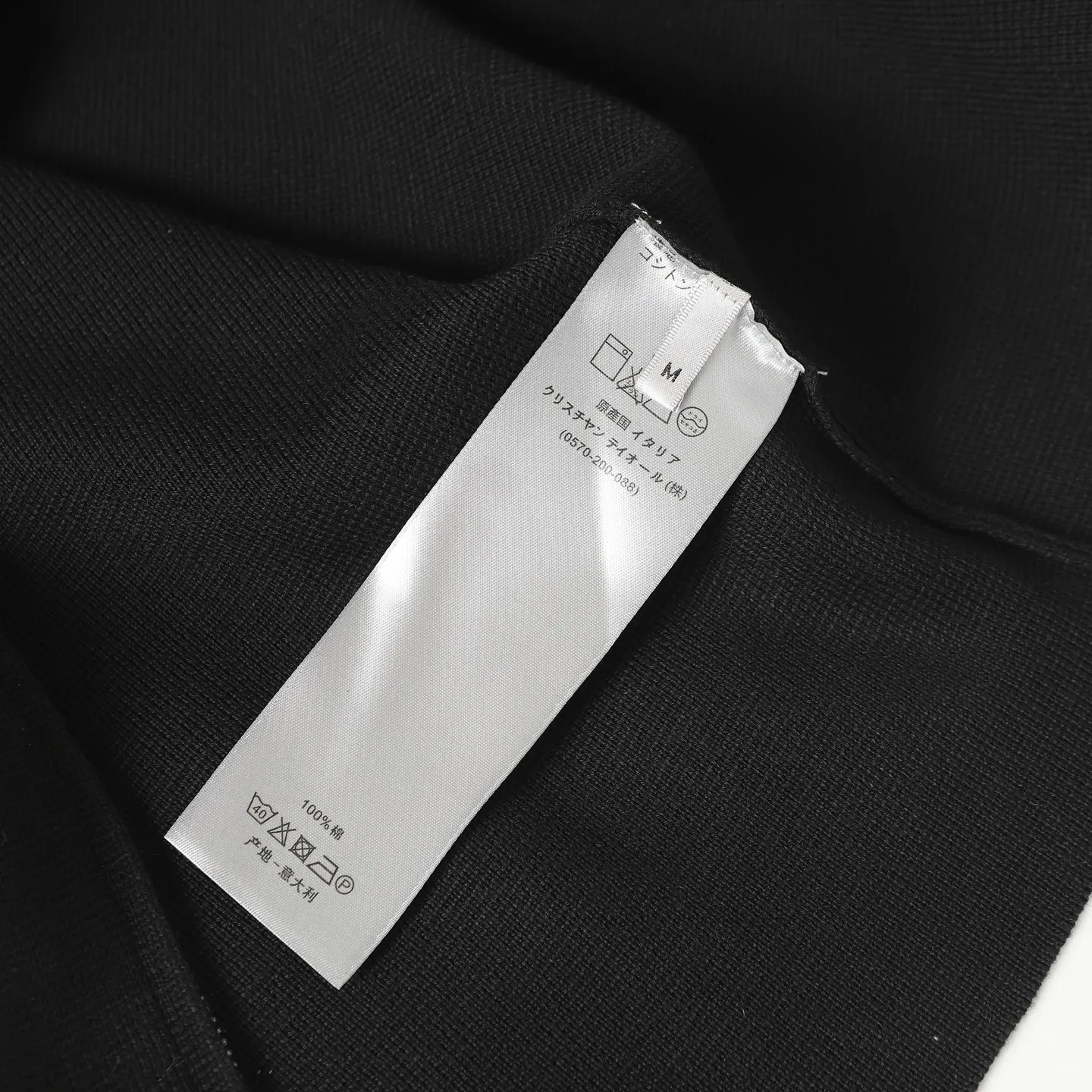 🅿️470 Dior CD letter new woolen jacket The original 15594 was purchased and developed, using 48 counts of ultra-fine 50% wool and 50% cotton blended yarn. It uses an imported 14-gauge wool loom to double-sided three-dimensional weaving. A single piece takes 270 minutes per piece. The letters on the chest are molded and customized with silicone three-dimensional relief embossing technology. The No. 5 thread double-pull letter zipper is customized. The overall routing is straight and delicate, the fabric is comfortable and soft, and the color is consistent without color difference. It can be matched with the same style to create a fashionable look, and can be used in various occasions. Customized accessories, complete with three standards, same style for men and women! Size: S M L XL