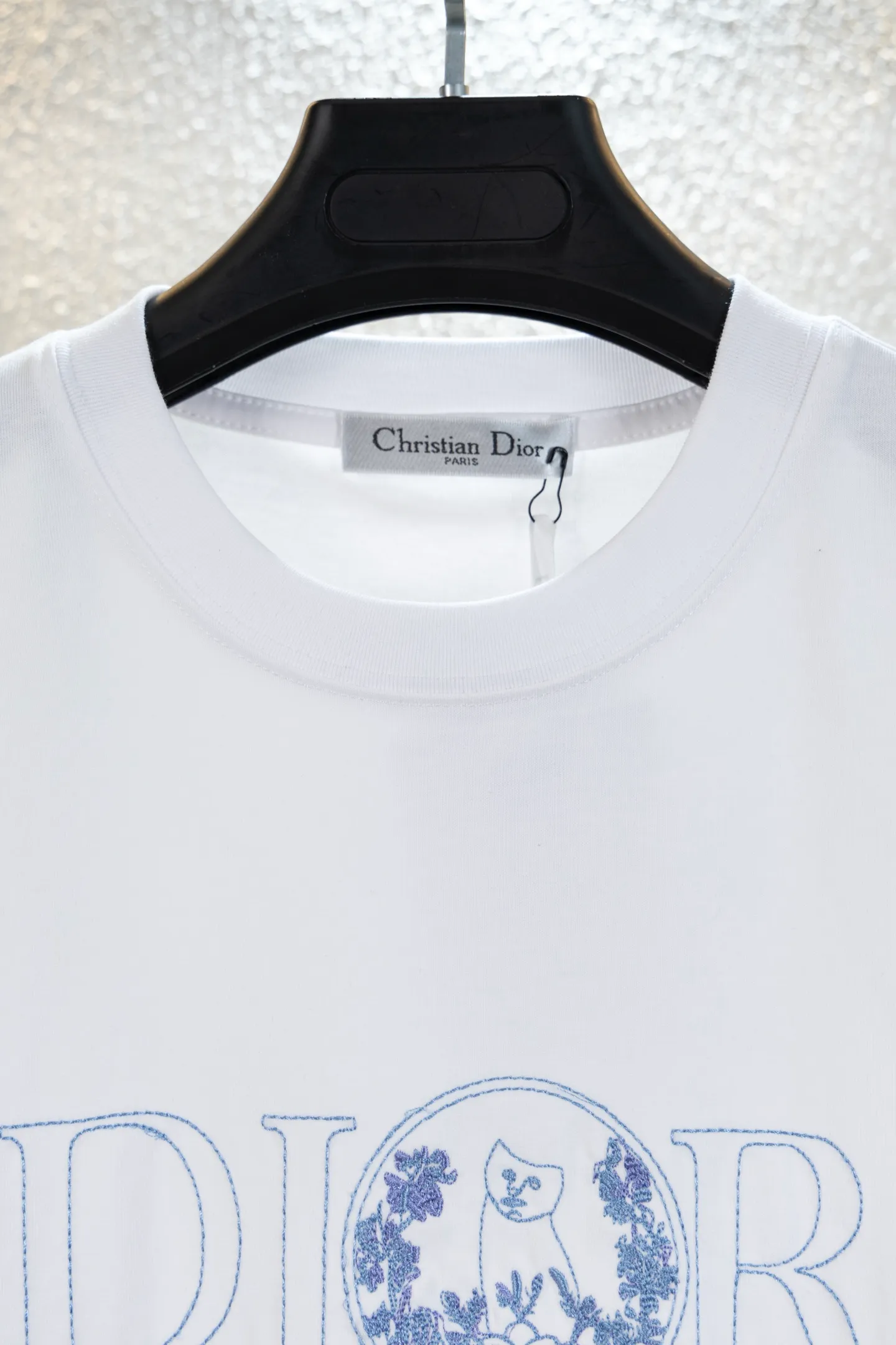 🅿️180 model number k734 DIOR short-sleeved T-shirt® is consistent with the official website *Customized 280g cotton fabric, soft, skin-friendly and comfortable *Embroidery craft letter logo on the front *A very simple and elegant one, both in terms of upper body comfort, it is unparalleled, interpreting your luxury and taste, and creating your fashionable style and charm. ⚠️Washing method: It is recommended to dry clean or wrap the reverse side in a laundry bag and machine wash it quickly in cold water and let it dry naturally! ⚠️Same style for men and women 𝐂𝐎𝐋𝐎𝐔𝐑: white blue 𝐒𝐈𝐙𝐄 XS S M L