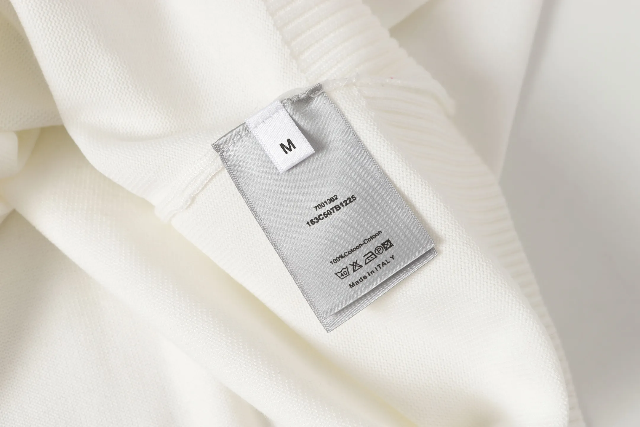 🅿️340 CD Archives Logo Embroidered Crew Neck Sweater The Archives Labels logo is reinterpreted with an embroidered version of the brand label. Made of white wool jersey with ribbed crew neck, cuffs and hem. It is characterized by timeless charm and is perfect for adding a touch of elegance to spring looks. Dior Archives Labels embroidered at chest. Ribbed crew neck, cuffs and hem. Size:S M L