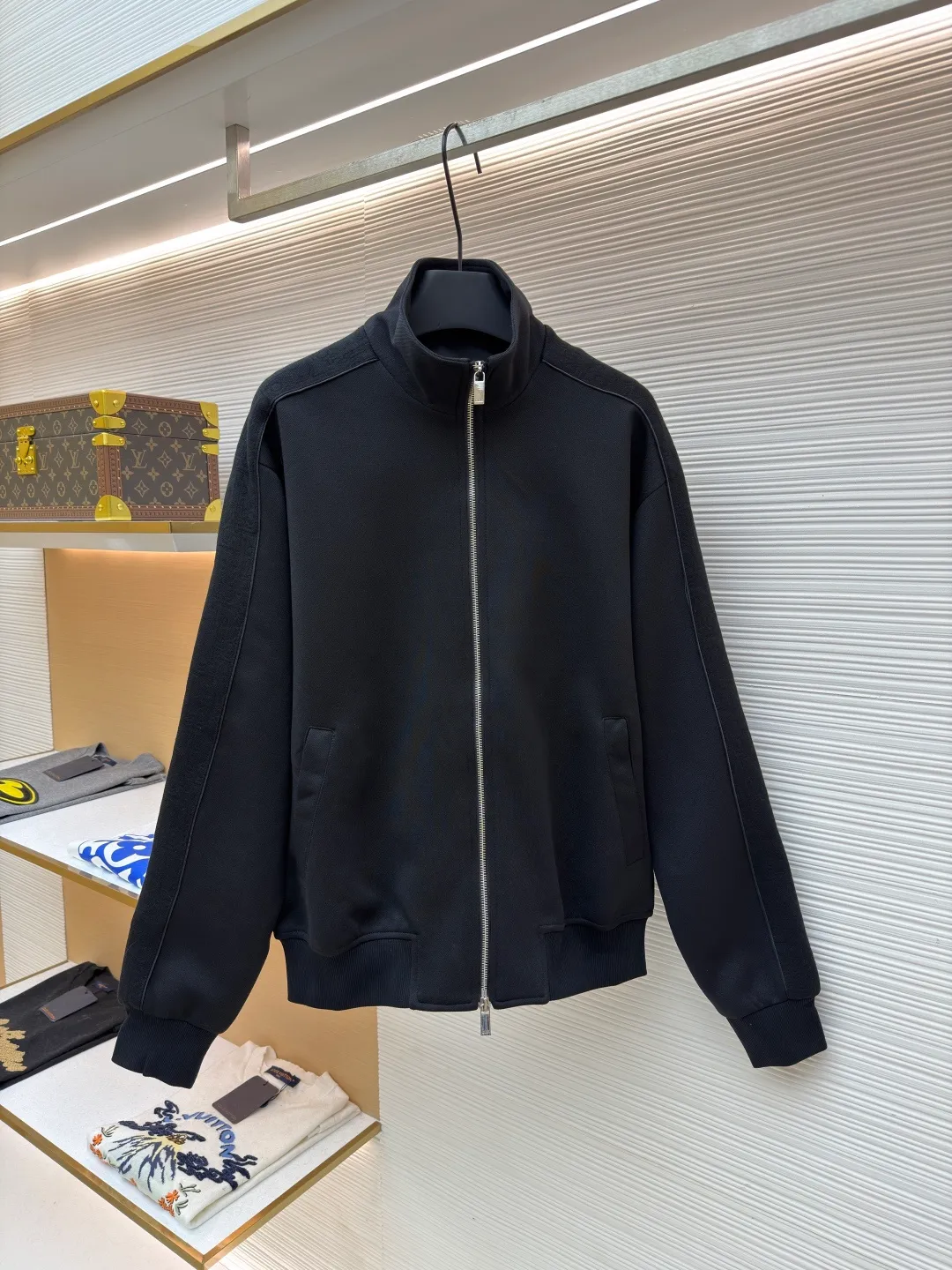 Dior Jersey Oblique Print Stand Collar Long Sleeve Jacket ●Original version: 25000 purchase and development ●Item number: 1682291-B35 ●Material: knitted fabric ●Technology: Printing production ●Color: black ●Version: fitted version ●Weight: about 895 grams ●Size: S-M-L-XL ●Description: This Oblique printed sports jacket cleverly combines sports style with elegance. Crafted from navy cotton-blend jersey, it features Oblique-print panels on the sleeves and welted side pockets. Wear with trousers from the collection. Sleeves decorated with Oblique print panels. Stand collar. Two-way zip fastening with Dior signature zip pull. Ribbed cuffs and hem. Body: 38% cotton, 32% polyester, 30% nylon. Lining: 51% cotton, 49% viscose. The overall wiring is straight and delicate, the fabric is comfortable and soft, and the color is consistent without color difference. It can be matched with the same style to create a fashionable look and control various occasions. Customized accessories, complete with three standards, same style for men and women!