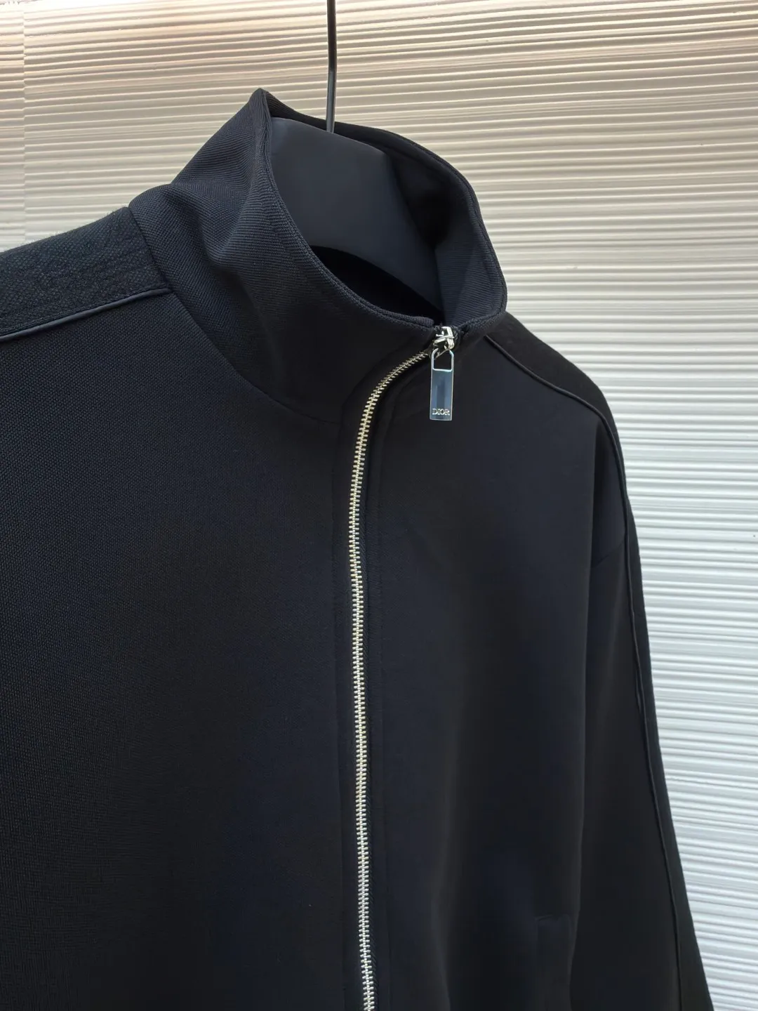 Dior Jersey Oblique Print Stand Collar Long Sleeve Jacket ●Original version: 25000 purchase and development ●Item number: 1682291-B35 ●Material: knitted fabric ●Technology: Printing production ●Color: black ●Version: fitted version ●Weight: about 895 grams ●Size: S-M-L-XL ●Description: This Oblique printed sports jacket cleverly combines sports style with elegance. Crafted from navy cotton-blend jersey, it features Oblique-print panels on the sleeves and welted side pockets. Wear with trousers from the collection. Sleeves decorated with Oblique print panels. Stand collar. Two-way zip fastening with Dior signature zip pull. Ribbed cuffs and hem. Body: 38% cotton, 32% polyester, 30% nylon. Lining: 51% cotton, 49% viscose. The overall wiring is straight and delicate, the fabric is comfortable and soft, and the color is consistent without color difference. It can be matched with the same style to create a fashionable look and control various occasions. Customized accessories, complete with three standards, same style for men and women!