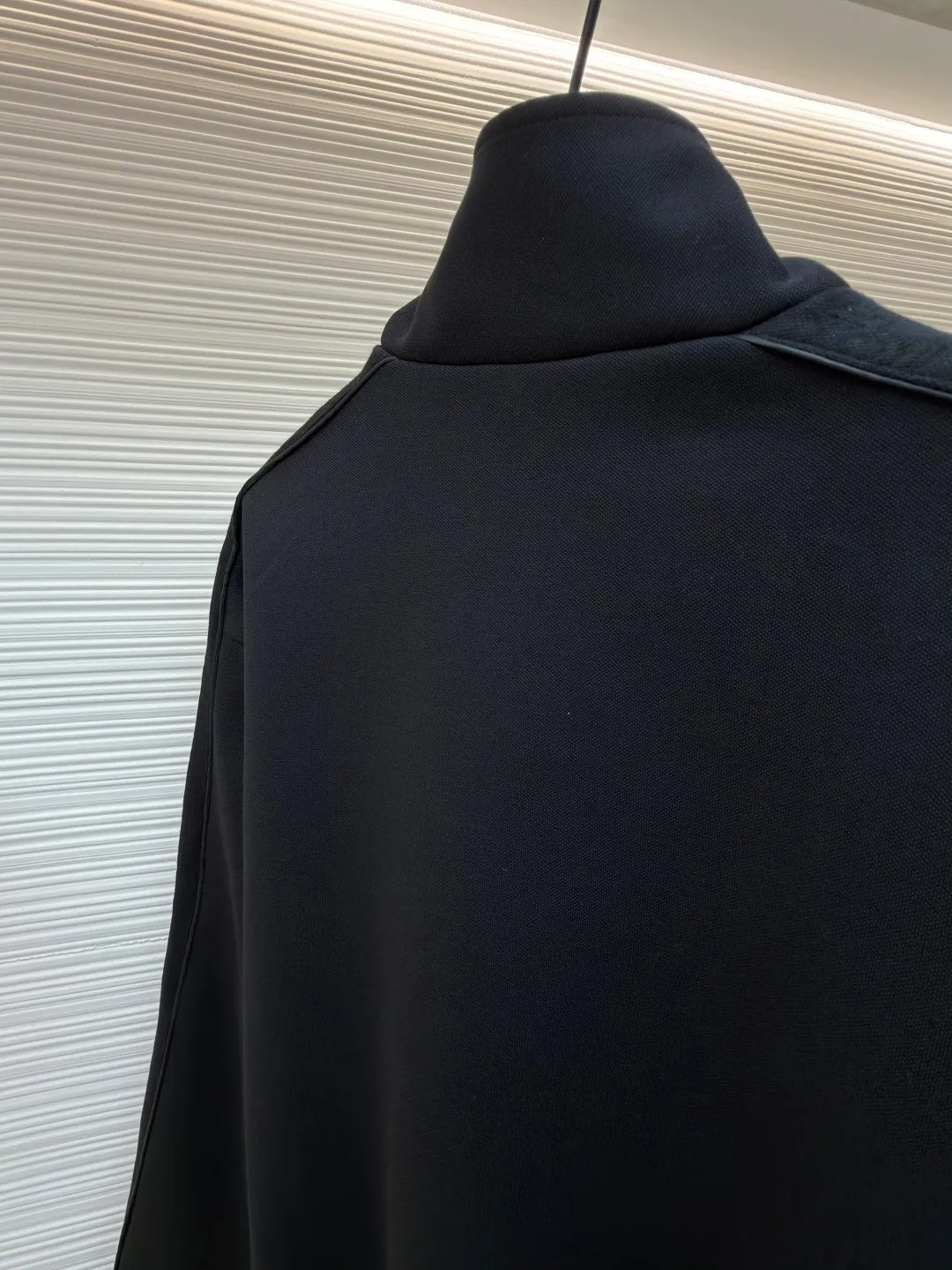 Dior Jersey Oblique Print Stand Collar Long Sleeve Jacket ●Original version: 25000 purchase and development ●Item number: 1682291-B35 ●Material: knitted fabric ●Technology: Printing production ●Color: black ●Version: fitted version ●Weight: about 895 grams ●Size: S-M-L-XL ●Description: This Oblique printed sports jacket cleverly combines sports style with elegance. Crafted from navy cotton-blend jersey, it features Oblique-print panels on the sleeves and welted side pockets. Wear with trousers from the collection. Sleeves decorated with Oblique print panels. Stand collar. Two-way zip fastening with Dior signature zip pull. Ribbed cuffs and hem. Body: 38% cotton, 32% polyester, 30% nylon. Lining: 51% cotton, 49% viscose. The overall wiring is straight and delicate, the fabric is comfortable and soft, and the color is consistent without color difference. It can be matched with the same style to create a fashionable look and control various occasions. Customized accessories, complete with three standards, same style for men and women!