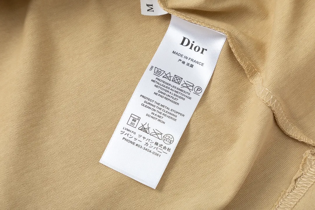 🅿️170 Dior Dior joint KAWS series 2025 new style Snake letter logo Uniform short-sleeved T-shirt for men and women ·Customized 280g 100% double yarn pure cotton fabric ·Dyeing 32 counts double-strand thread ·Kangli digital direct printing process ·Complete collar label, hangtag, main mark and three labels Color: Khaki Size: XS S M L