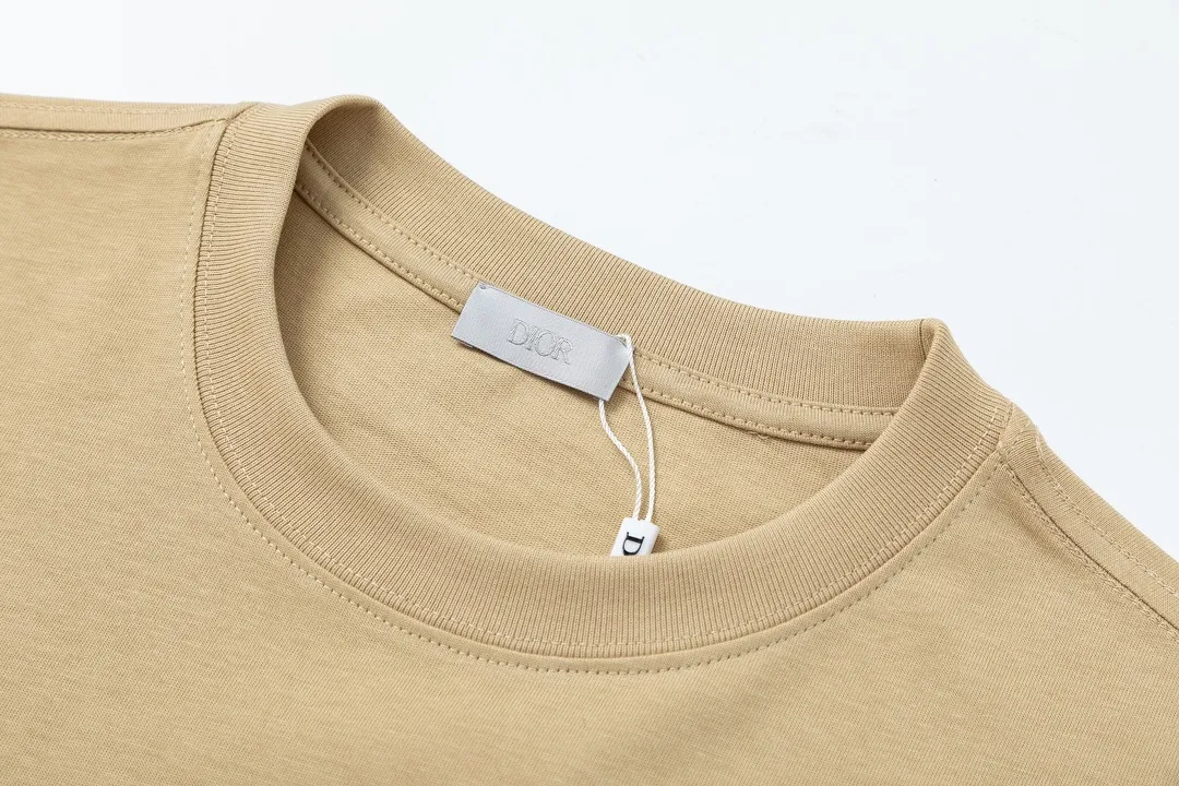 🅿️170 Dior Dior joint KAWS series 2025 new style Snake letter logo Uniform short-sleeved T-shirt for men and women ·Customized 280g 100% double yarn pure cotton fabric ·Dyeing 32 counts double-strand thread ·Kangli digital direct printing process ·Complete collar label, hangtag, main mark and three labels Color: Khaki Size: XS S M L