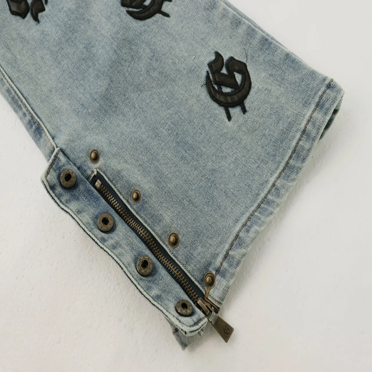 236💰Model No.: 8218 Fabric: Denim Real stock Godspeed embroidered denim trousers, loose trendy brand denim bootcut trousers Color: black denim blue (smoke ash not out) Size 28 (S) 30 (M) 32 (L) 34 (XL) 36 (XXL) 38 (XXXL)