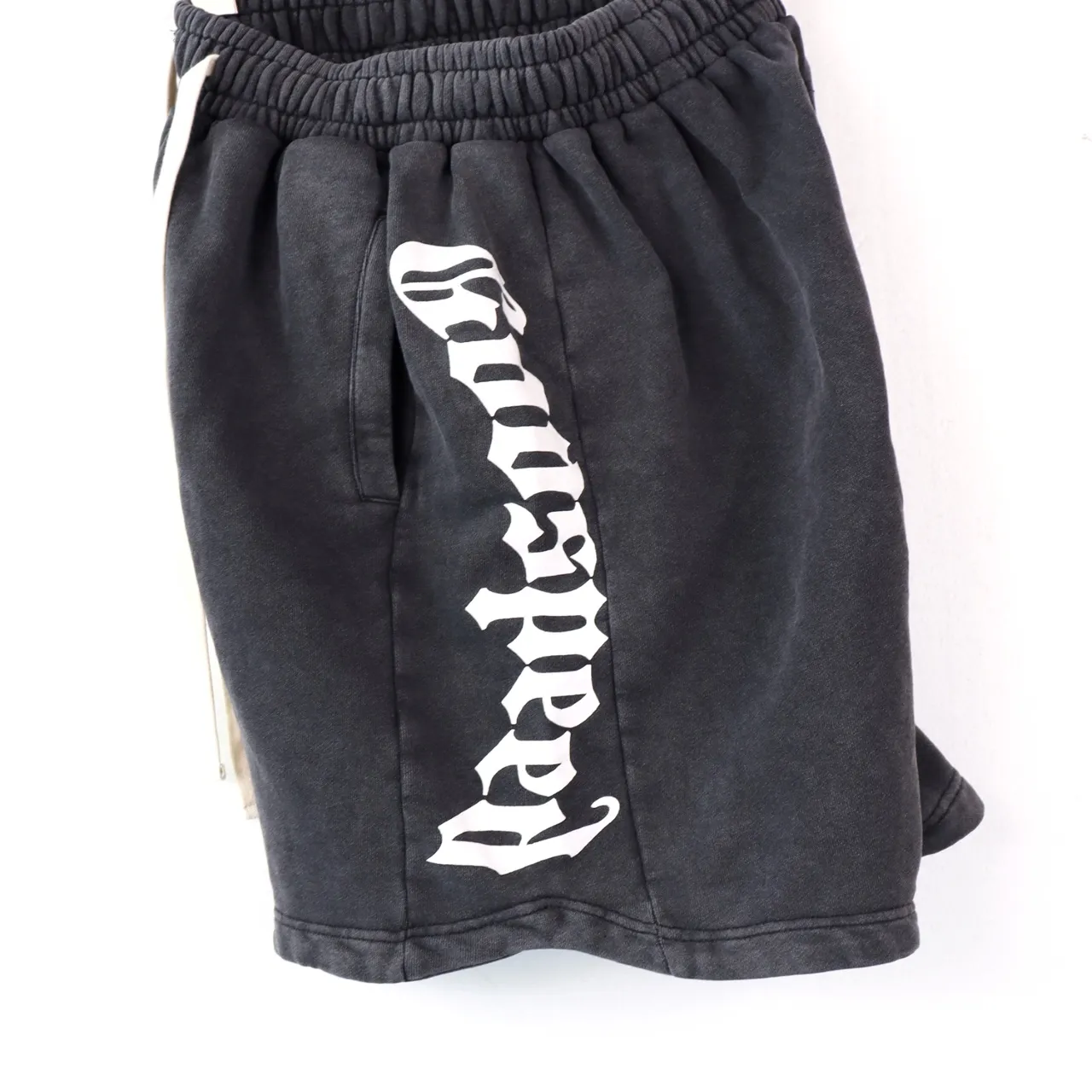 💰150 Style number: BR 8779 Fabric: 380g washed, real shot, beautiful and fashionable Godspeed printed high-quality double yarn casual fashion brand washed distressed spliced ​​shorts Color; wash black wash blue wash pink Size: S M L XL