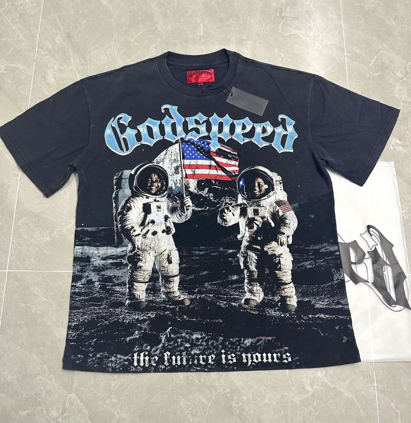 6305# Washed black I P116 Real shot in stock (American fashion niche) (HD picture) Godspeed cross-border American rock street washed retro style short-sleeved T (craft printing) Fabric (fabric): 32 counts combed double yarn 250 grams weight Size (size): S-M-L-XL Color (colour): Washed black