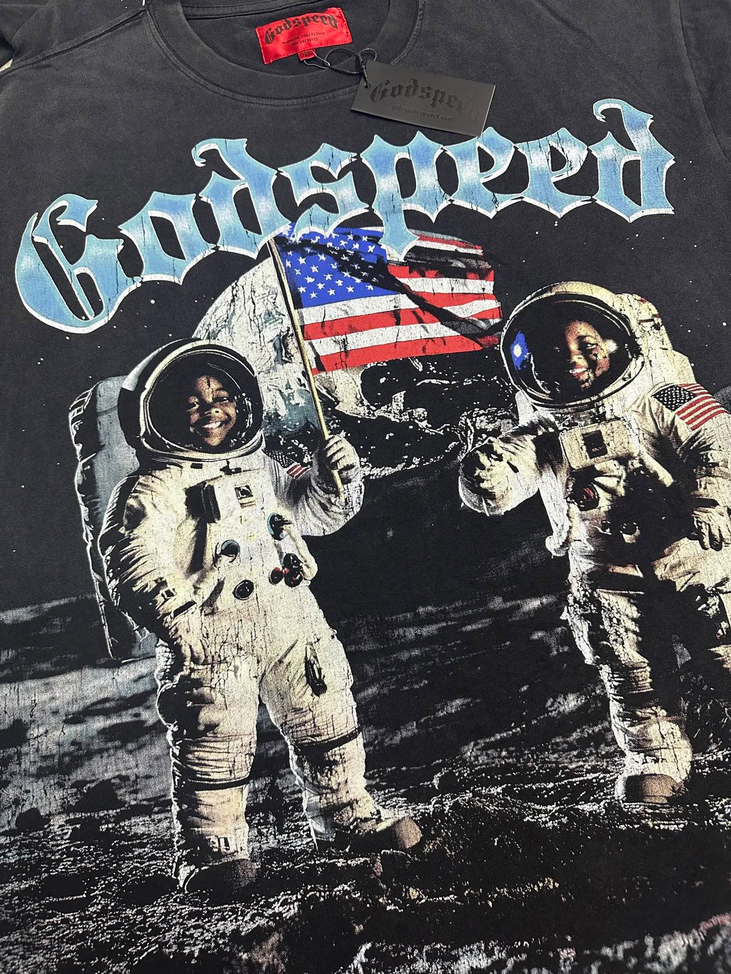 6305# Washed black I P116 Real shot in stock (American fashion niche) (HD picture) Godspeed cross-border American rock street washed retro style short-sleeved T (craft printing) Fabric (fabric): 32 counts combed double yarn 250 grams weight Size (size): S-M-L-XL Color (colour): Washed black