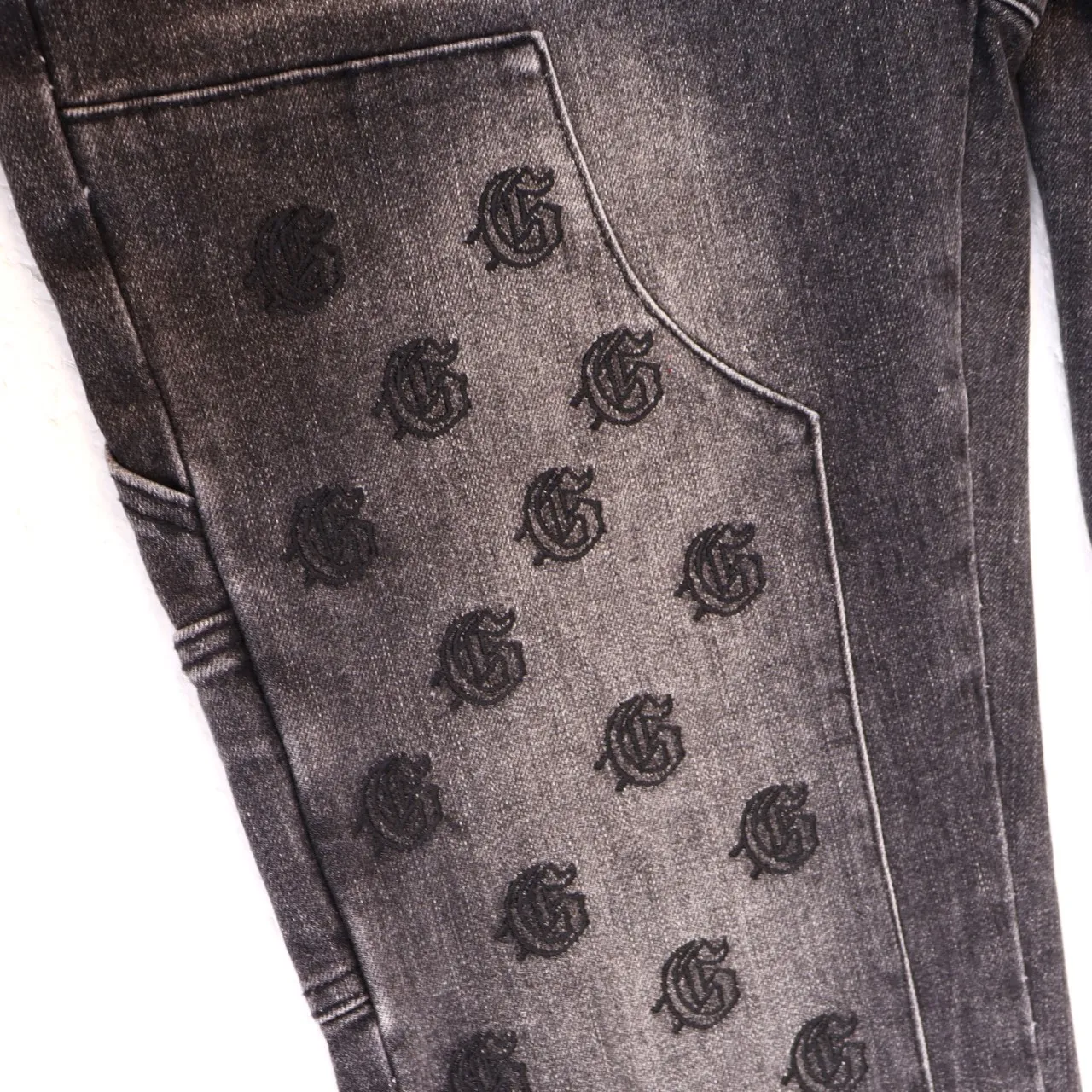 240💰Model No.: 8239 Fabric: Washed stretch denim Real stock Godspeed embroidered denim trousers, trendy brand denim multi-pocket trousers Color: Black Denim Blue Smoke Gray Size 28 (S) 30 (M) 32 (L) 34 (XL) 36 (XXL) 38 (XXXL)