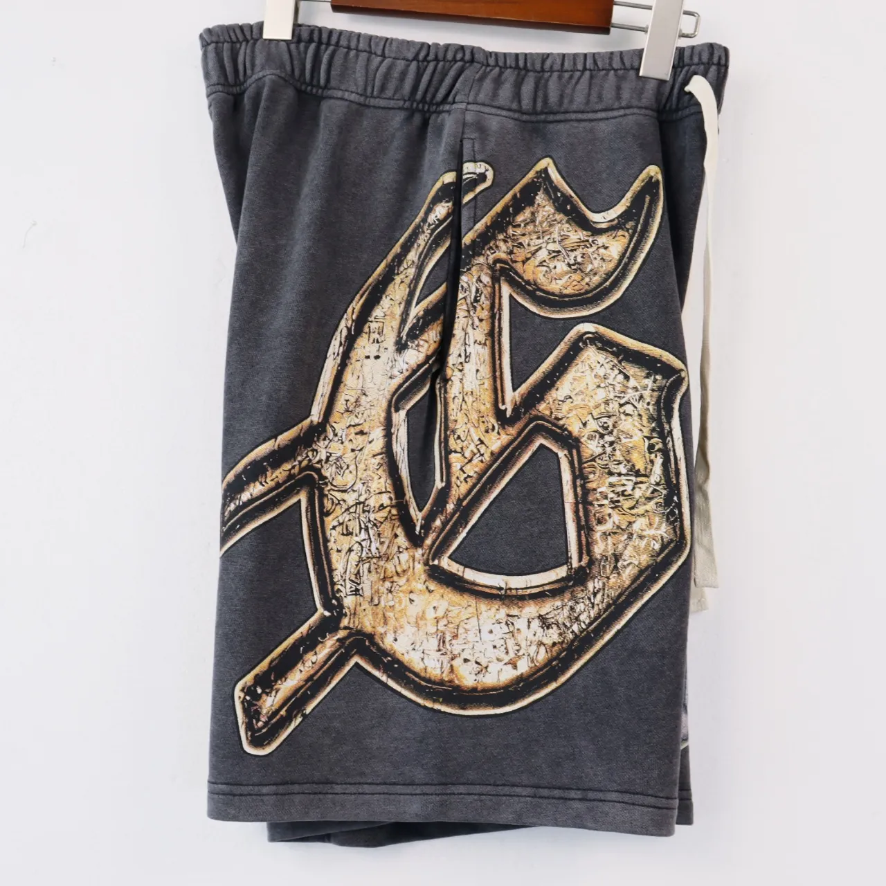 💰150 Style No.: BR 8678 Fabric: 380g washed, real shot, beautiful and fashionable Godspeed printed high-quality double yarn casual fashion brand washed distressed shorts Color; washed black, washed pink Size: S M L XL