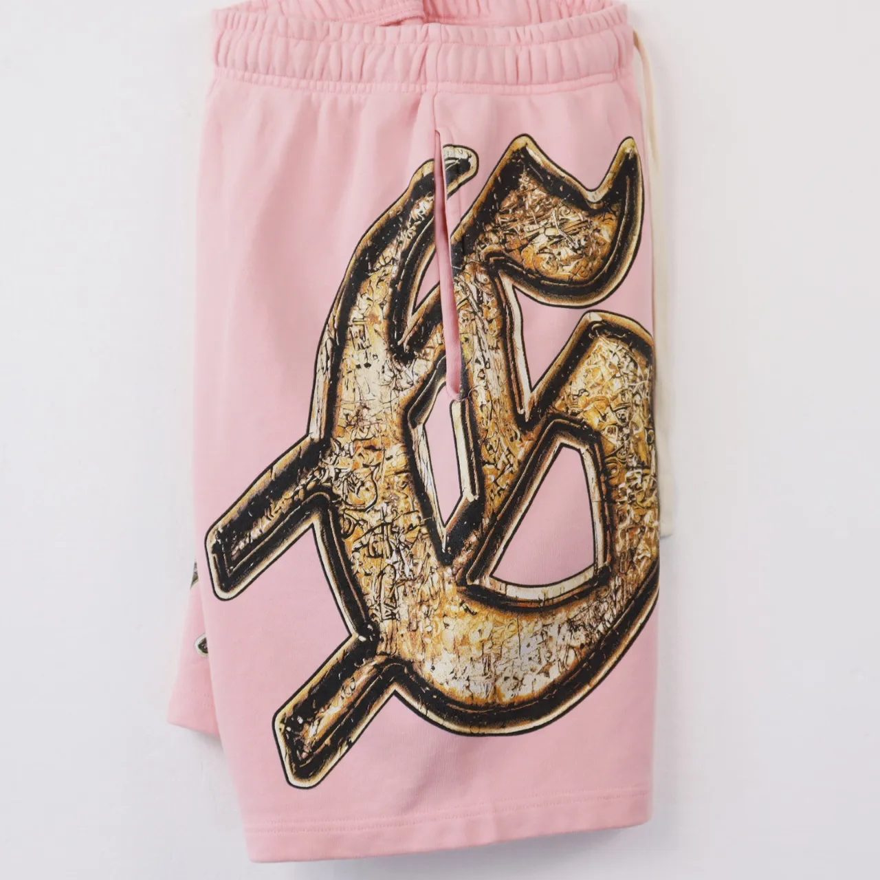 💰150 Style No.: BR 8678 Fabric: 380g washed, real shot, beautiful and fashionable Godspeed printed high-quality double yarn casual fashion brand washed distressed shorts Color; washed black, washed pink Size: S M L XL