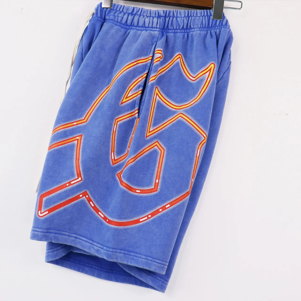 💰150 Style number: BR 8776 Fabric: 380g washed, real shot, beautiful and fashionable Godspeed printed high-quality double yarn casual fashion brand washed distressed shorts Color; washed black, washed blue, code number: S M L XL