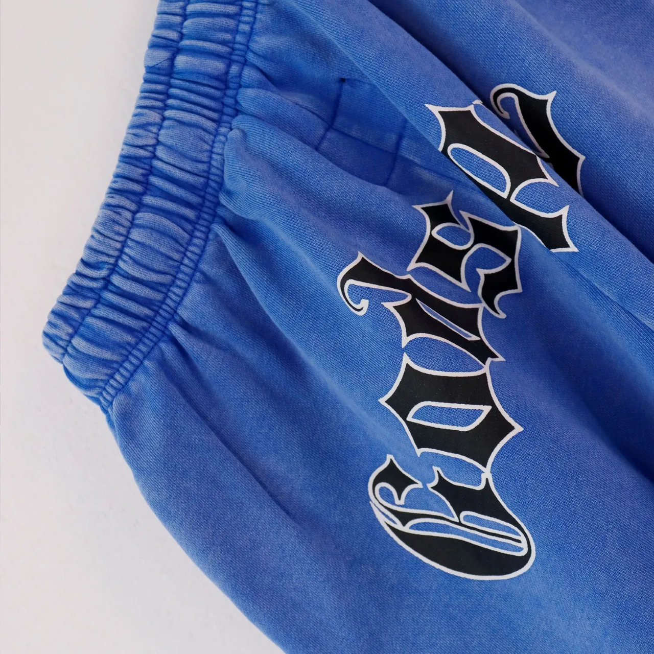 💰150 Style number: BR 8679 Fabric: 380g washed, real shot, beautiful and fashionable Godspeed printed high-quality double yarn casual fashion brand washed distressed shorts Color; washed black, washed blue Code number: S M L XL
