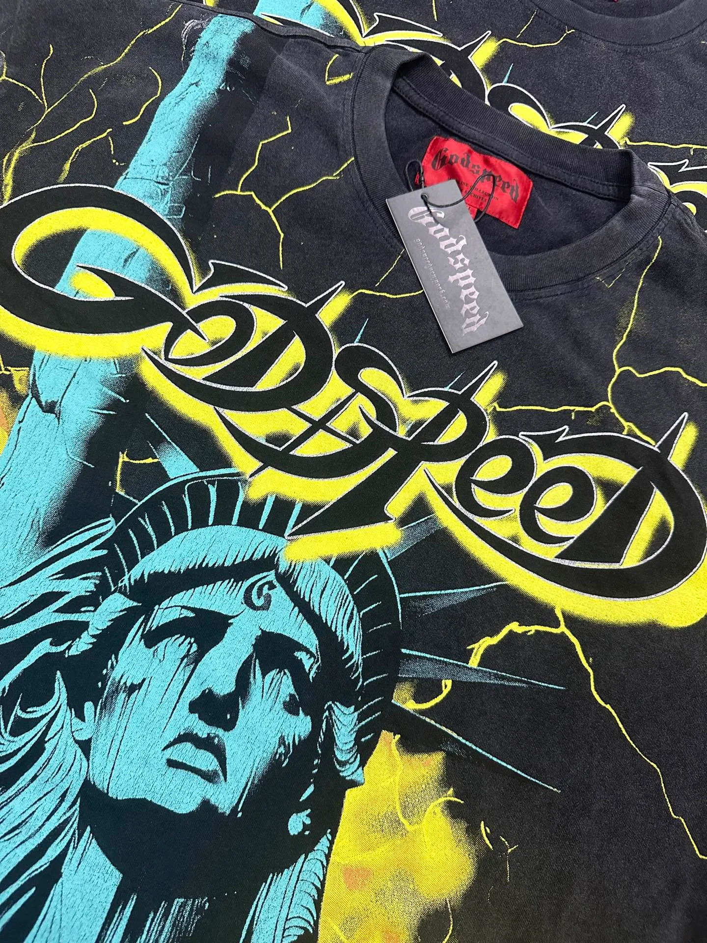 6301# Washed black-blue Washed black-yellow Washed black-red P116 Real shot in stock (American fashion niche) Godspeed cross-border American rock street washed retro style short-sleeved T (craft printing) Fabric (fabric): 32 counts combed double yarn 250 grams weight Size (size): S-M-L-XL Color (colour): Washed black-blue