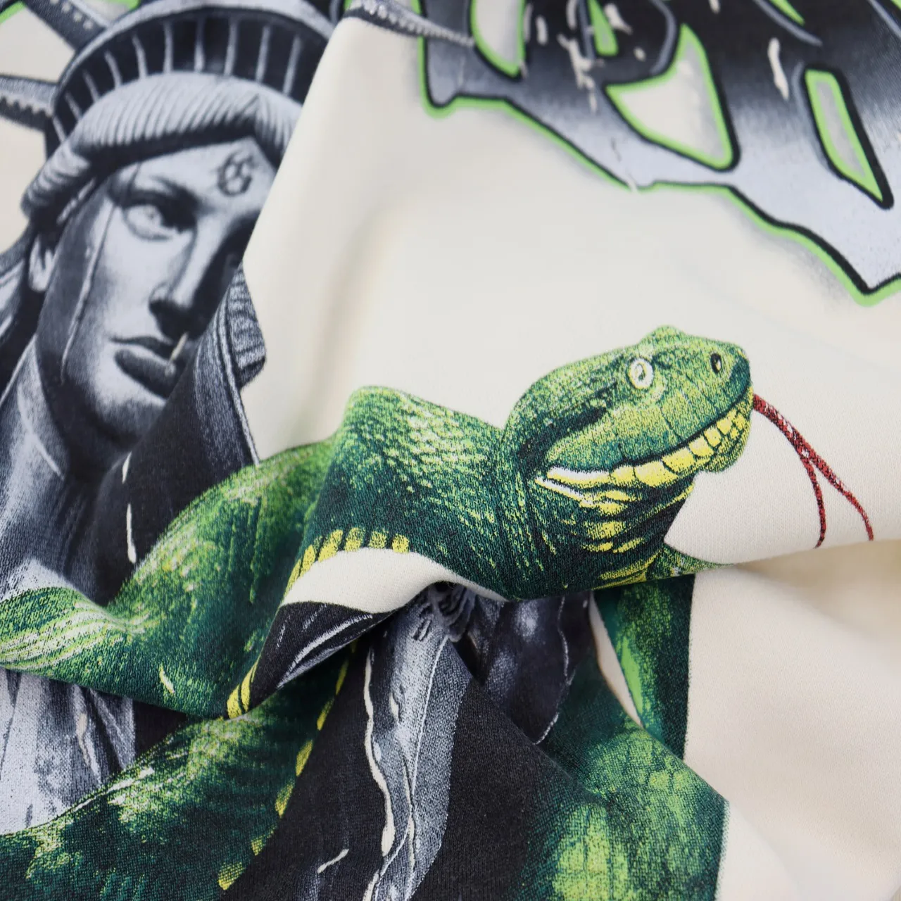 Style number: 5538 Fabric: 420g washed and distressed P196 Real shot Spot Godspeed American fashion rock street retro washed and distressed Statue of Liberty and snake element collision printed hooded sweatshirt Color: washed black washed apricot Size: S M L XL