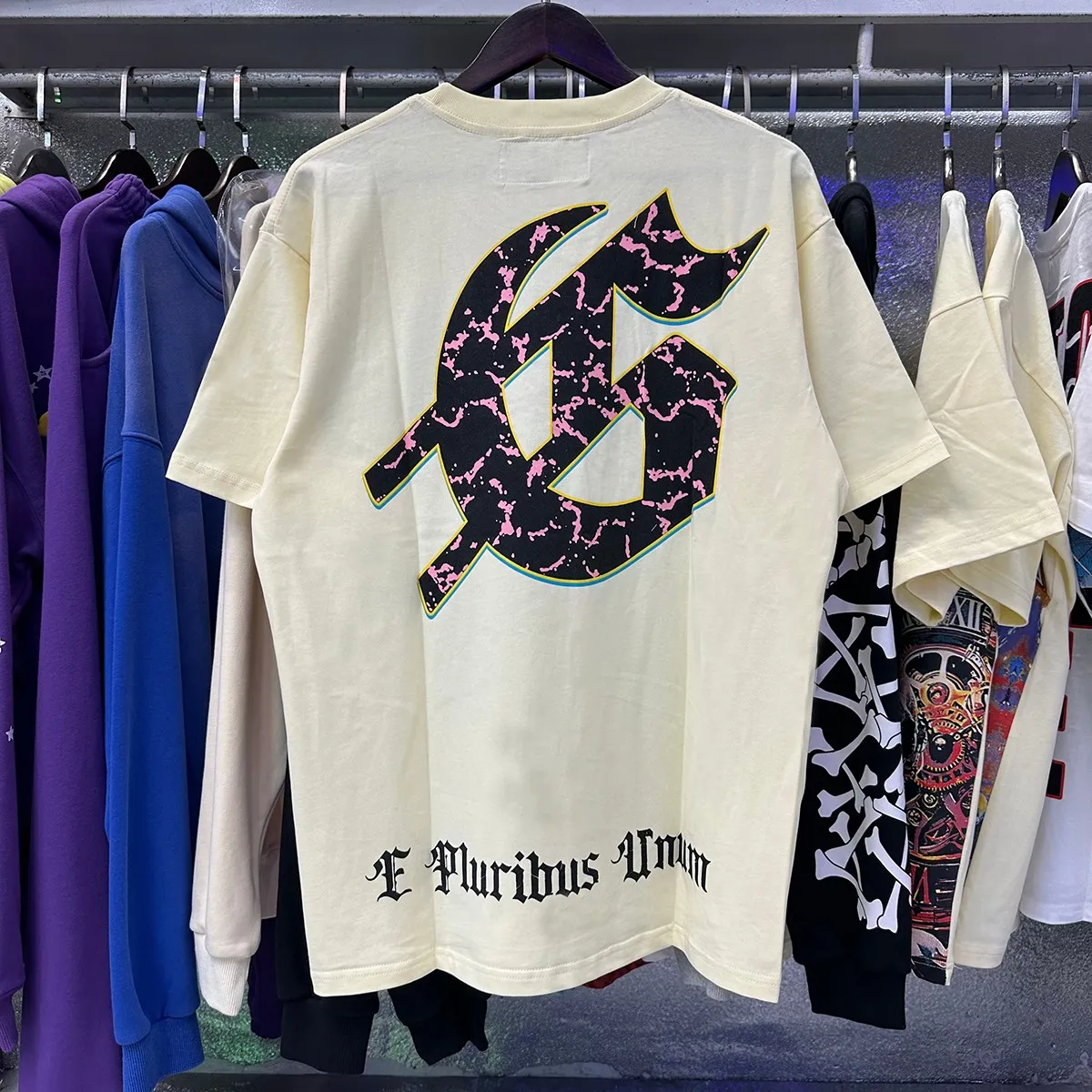 No. 7030, real shot, beautiful Godspeed guitar skull denim print high quality double yarn casual round neck short-sleeved T-shirt batch 110 Color: black, apricot; Size: S M L XL