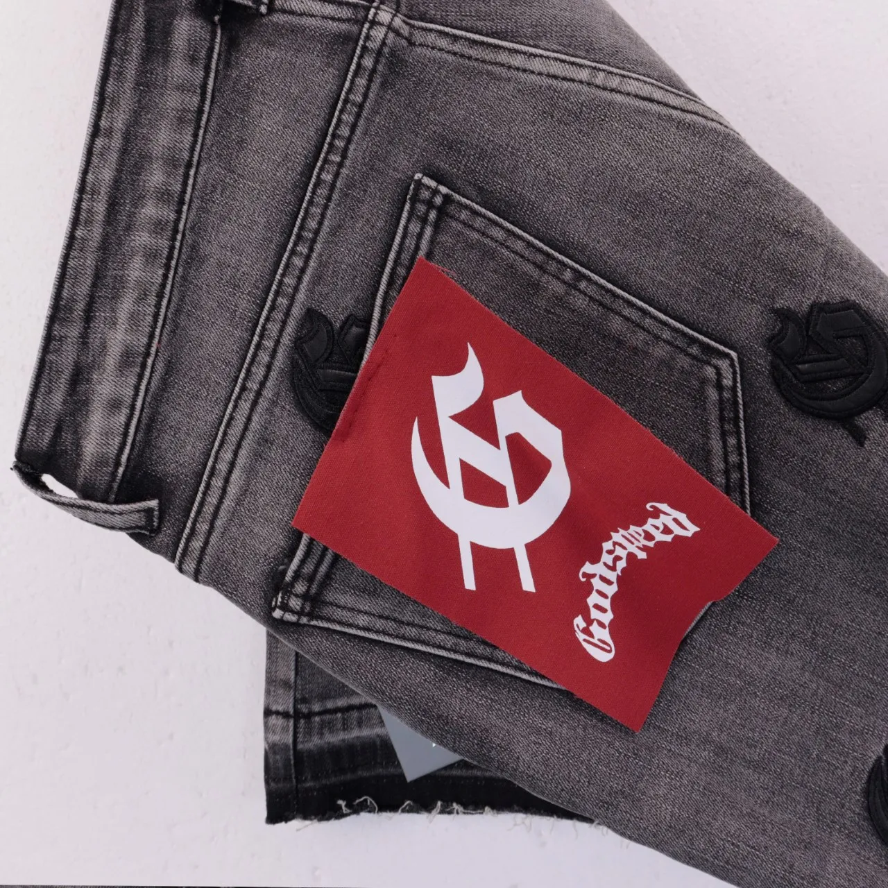Style number: 8660 Fabric: Denim P180 Real shot of the trendy Godspeed embroidered denim shorts in stock, loose and trendy brand denim Color: smoke gray black (denim blue not released) Size 28 (S) 30 (M) 32 (L) 34 (XL) 36 (XXL) 38 (XXXL)