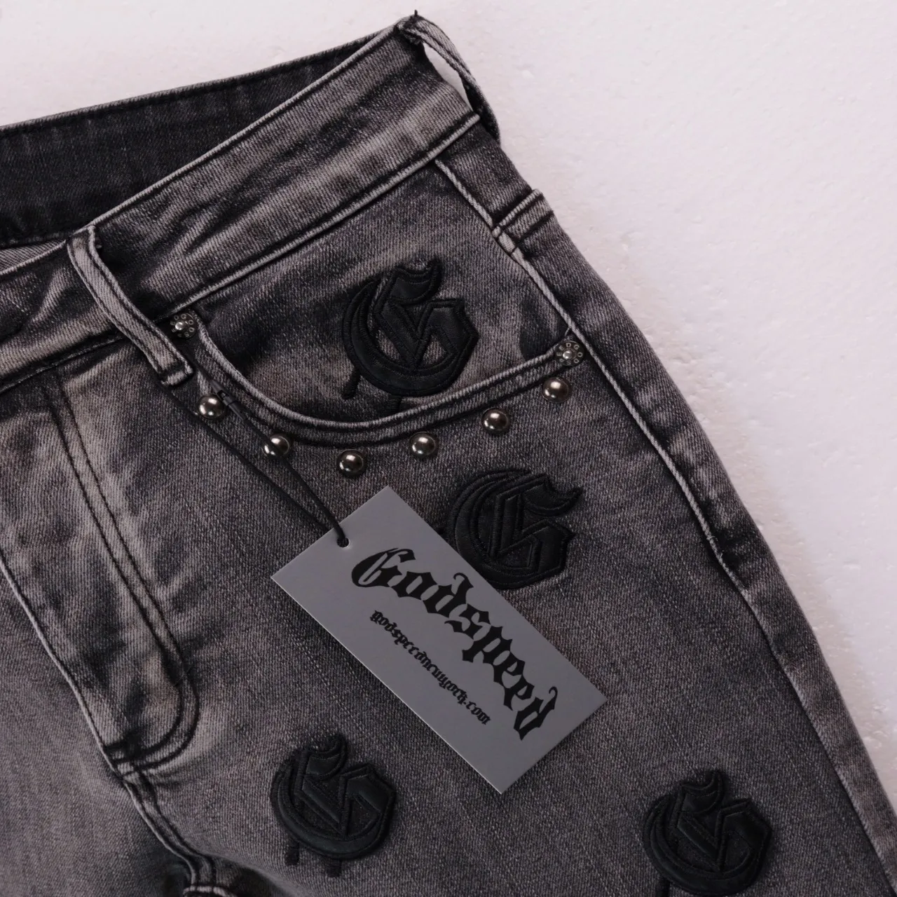 Style number: 8660 Fabric: Denim P180 Real shot of the trendy Godspeed embroidered denim shorts in stock, loose and trendy brand denim Color: smoke gray black (denim blue not released) Size 28 (S) 30 (M) 32 (L) 34 (XL) 36 (XXL) 38 (XXXL)