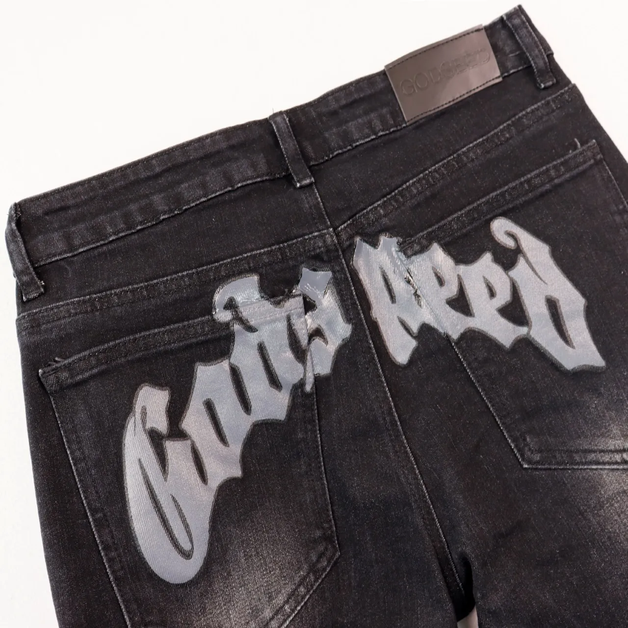 200💰Model No.: 8211 Fabric: Denim Real-stock Godspeed denim trousers, loose trendy brand stretch denim Color: Smoke Gray Black Blue Size 28 (S) 30 (M) 32 (L) 34 (XL) 36 (XXL) 38 (XXXL)