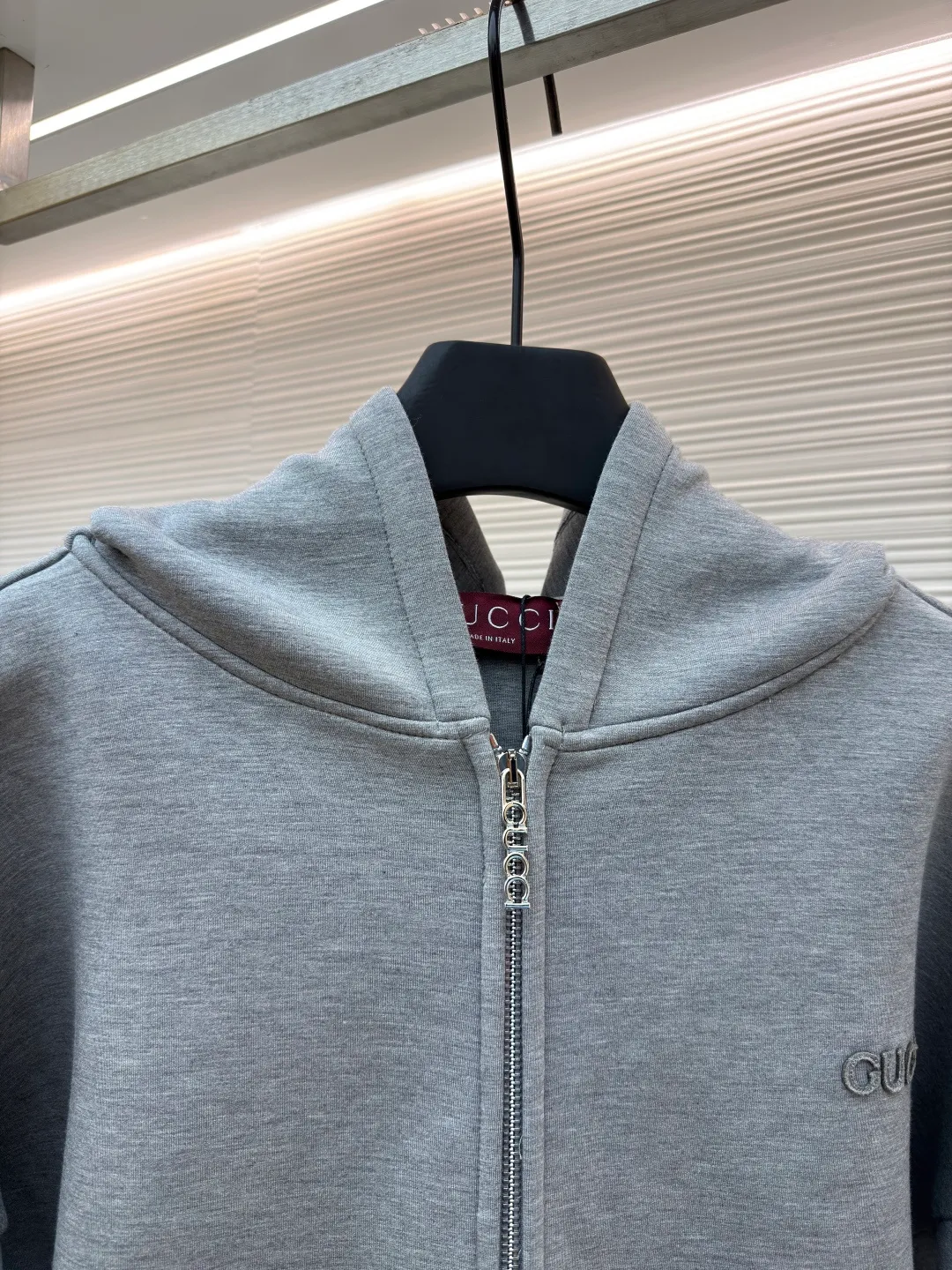 Gucci patch burnt embroidery zipper hoodie ●Original version: purchased and developed for 15600 ●Item number: 1681404-B25 ●Material: cotton fabric ●Technology: patch embroidery production ●Color: gray ●Version: fitted version ●Weight: about 1225 grams ●Size: S-M-L-XL ●Description: Made of 320g double-sided double-layer composite, the fabric is washed and glued together, the fabric is up to 700g, and the weight of the whole dress is close to 2kg. The loose and large version makes the upper body very comfortable, and the classic gray color is also very versatile when paired with a zipper hoodie style. The thread is matched with 2*2 same steel double yarn tension frame thread. The zipper is made of alloy material, and the original electroplating is silver. It has double No. 5 sliders with the Gucci logo. The teeth are made of original track European teeth. The chest patch is made of fabric, and the computer laser burns the [Gucci] logo to the same size as the original. Afterwards, manual positioning is performed for patch embroidery processing, and 3 layers of single-needle embroidery are used for reinforcement. Daily ready-to-wear items are made of high-quality materials and crafted with exquisite craftsmanship. They reinterpret the charming style and add new masterpieces to the 2024 autumn and winter men's series. Hooded sweatshirt in viscose knit embellished with Gucci embroidery. The overall wiring is straight and delicate, the fabric is comfortable and soft, and the color is consistent without color difference. It can be matched with the same style to create a fashionable look and control various occasions. Customized accessories, complete with three standards, same style for men and women!
