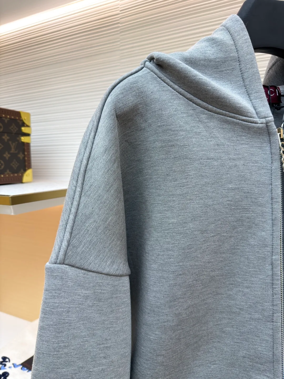 Gucci patch burnt embroidery zipper hoodie ●Original version: purchased and developed for 15600 ●Item number: 1681404-B25 ●Material: cotton fabric ●Technology: patch embroidery production ●Color: gray ●Version: fitted version ●Weight: about 1225 grams ●Size: S-M-L-XL ●Description: Made of 320g double-sided double-layer composite, the fabric is washed and glued together, the fabric is up to 700g, and the weight of the whole dress is close to 2kg. The loose and large version makes the upper body very comfortable, and the classic gray color is also very versatile when paired with a zipper hoodie style. The thread is matched with 2*2 same steel double yarn tension frame thread. The zipper is made of alloy material, and the original electroplating is silver. It has double No. 5 sliders with the Gucci logo. The teeth are made of original track European teeth. The chest patch is made of fabric, and the computer laser burns the [Gucci] logo to the same size as the original. Afterwards, manual positioning is performed for patch embroidery processing, and 3 layers of single-needle embroidery are used for reinforcement. Daily ready-to-wear items are made of high-quality materials and crafted with exquisite craftsmanship. They reinterpret the charming style and add new masterpieces to the 2024 autumn and winter men's series. Hooded sweatshirt in viscose knit embellished with Gucci embroidery. The overall wiring is straight and delicate, the fabric is comfortable and soft, and the color is consistent without color difference. It can be matched with the same style to create a fashionable look and control various occasions. Customized accessories, complete with three standards, same style for men and women!