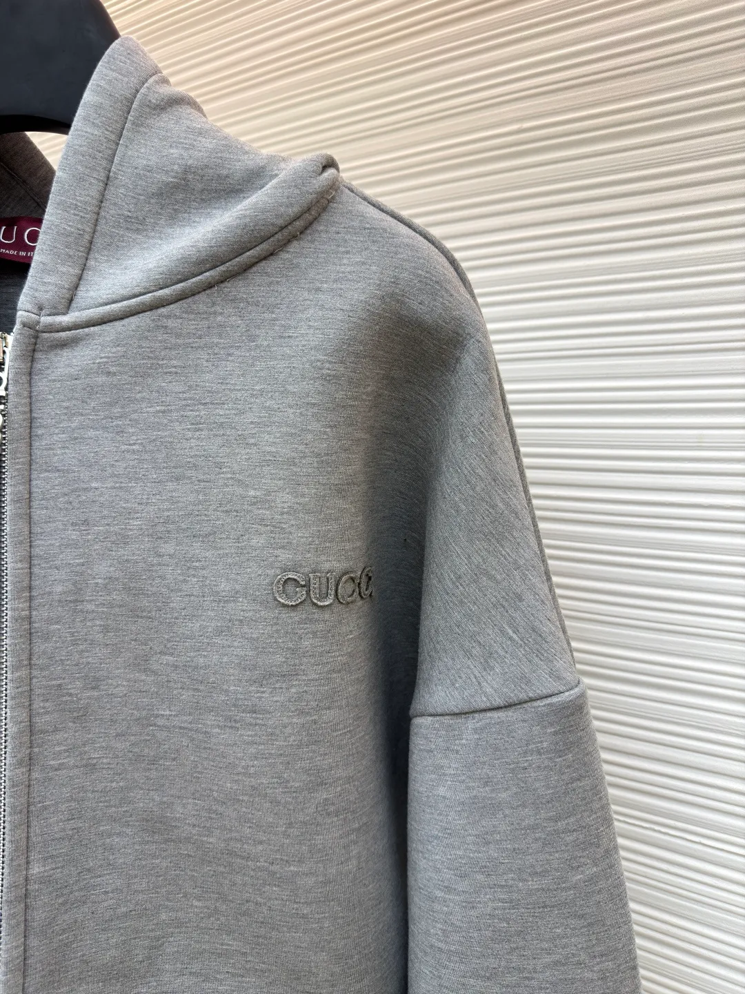 Gucci patch burnt embroidery zipper hoodie ●Original version: purchased and developed for 15600 ●Item number: 1681404-B25 ●Material: cotton fabric ●Technology: patch embroidery production ●Color: gray ●Version: fitted version ●Weight: about 1225 grams ●Size: S-M-L-XL ●Description: Made of 320g double-sided double-layer composite, the fabric is washed and glued together, the fabric is up to 700g, and the weight of the whole dress is close to 2kg. The loose and large version makes the upper body very comfortable, and the classic gray color is also very versatile when paired with a zipper hoodie style. The thread is matched with 2*2 same steel double yarn tension frame thread. The zipper is made of alloy material, and the original electroplating is silver. It has double No. 5 sliders with the Gucci logo. The teeth are made of original track European teeth. The chest patch is made of fabric, and the computer laser burns the [Gucci] logo to the same size as the original. Afterwards, manual positioning is performed for patch embroidery processing, and 3 layers of single-needle embroidery are used for reinforcement. Daily ready-to-wear items are made of high-quality materials and crafted with exquisite craftsmanship. They reinterpret the charming style and add new masterpieces to the 2024 autumn and winter men's series. Hooded sweatshirt in viscose knit embellished with Gucci embroidery. The overall wiring is straight and delicate, the fabric is comfortable and soft, and the color is consistent without color difference. It can be matched with the same style to create a fashionable look and control various occasions. Customized accessories, complete with three standards, same style for men and women!