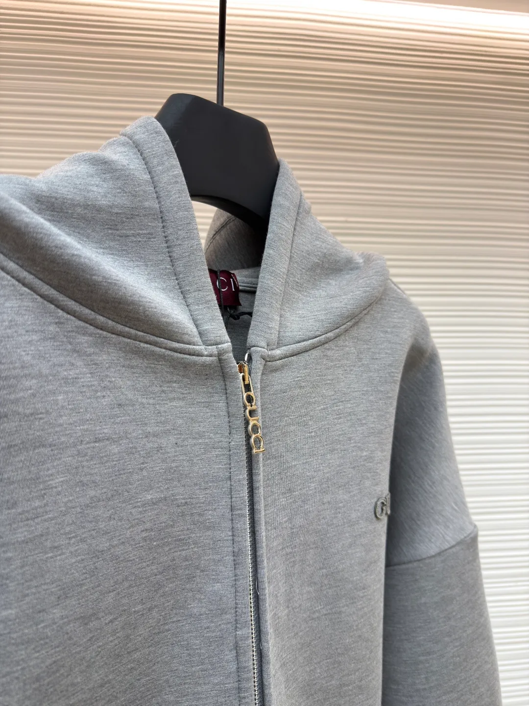 Gucci patch burnt embroidery zipper hoodie ●Original version: purchased and developed for 15600 ●Item number: 1681404-B25 ●Material: cotton fabric ●Technology: patch embroidery production ●Color: gray ●Version: fitted version ●Weight: about 1225 grams ●Size: S-M-L-XL ●Description: Made of 320g double-sided double-layer composite, the fabric is washed and glued together, the fabric is up to 700g, and the weight of the whole dress is close to 2kg. The loose and large version makes the upper body very comfortable, and the classic gray color is also very versatile when paired with a zipper hoodie style. The thread is matched with 2*2 same steel double yarn tension frame thread. The zipper is made of alloy material, and the original electroplating is silver. It has double No. 5 sliders with the Gucci logo. The teeth are made of original track European teeth. The chest patch is made of fabric, and the computer laser burns the [Gucci] logo to the same size as the original. Afterwards, manual positioning is performed for patch embroidery processing, and 3 layers of single-needle embroidery are used for reinforcement. Daily ready-to-wear items are made of high-quality materials and crafted with exquisite craftsmanship. They reinterpret the charming style and add new masterpieces to the 2024 autumn and winter men's series. Hooded sweatshirt in viscose knit embellished with Gucci embroidery. The overall wiring is straight and delicate, the fabric is comfortable and soft, and the color is consistent without color difference. It can be matched with the same style to create a fashionable look and control various occasions. Customized accessories, complete with three standards, same style for men and women!
