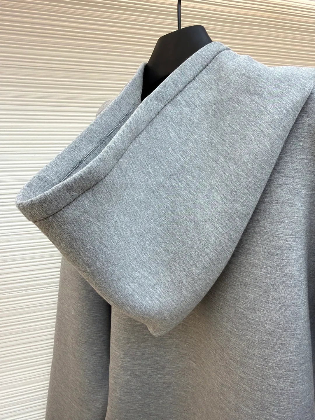 Gucci patch burnt embroidery zipper hoodie ●Original version: purchased and developed for 15600 ●Item number: 1681404-B25 ●Material: cotton fabric ●Technology: patch embroidery production ●Color: gray ●Version: fitted version ●Weight: about 1225 grams ●Size: S-M-L-XL ●Description: Made of 320g double-sided double-layer composite, the fabric is washed and glued together, the fabric is up to 700g, and the weight of the whole dress is close to 2kg. The loose and large version makes the upper body very comfortable, and the classic gray color is also very versatile when paired with a zipper hoodie style. The thread is matched with 2*2 same steel double yarn tension frame thread. The zipper is made of alloy material, and the original electroplating is silver. It has double No. 5 sliders with the Gucci logo. The teeth are made of original track European teeth. The chest patch is made of fabric, and the computer laser burns the [Gucci] logo to the same size as the original. Afterwards, manual positioning is performed for patch embroidery processing, and 3 layers of single-needle embroidery are used for reinforcement. Daily ready-to-wear items are made of high-quality materials and crafted with exquisite craftsmanship. They reinterpret the charming style and add new masterpieces to the 2024 autumn and winter men's series. Hooded sweatshirt in viscose knit embellished with Gucci embroidery. The overall wiring is straight and delicate, the fabric is comfortable and soft, and the color is consistent without color difference. It can be matched with the same style to create a fashionable look and control various occasions. Customized accessories, complete with three standards, same style for men and women!