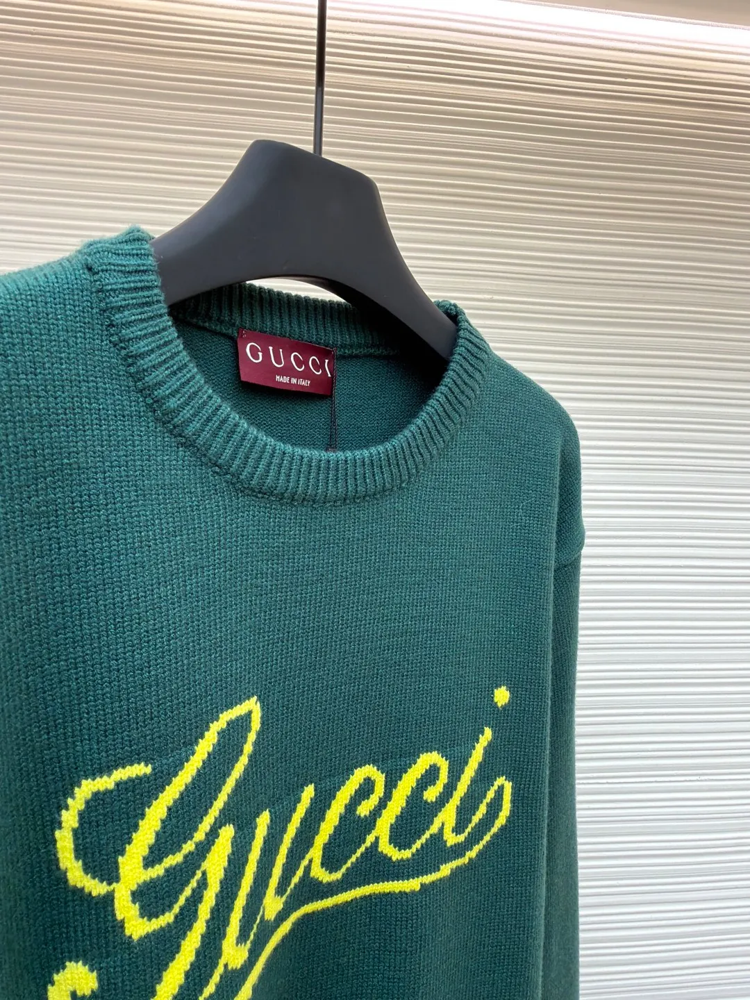 Gucci intarsia knitted sweater ●Original version: Purchased and developed for 11900 ●Item number: 1681846-A85 ●Fabric: luxury silk cotton elegant knitted fabric ●Technology: intarsia jacquard weaving ●Color: green ●Version: fitted version ●Weight: about 580g ●Size: S-M-L-XL ●Description: Custom-woven luxurious silk cotton elegant knitted fabric with full texture and comfortable skin fit Using light gray as the canvas, it is noble and elegant. Pure white is used to outline the brand logo. Gucci intarsia is attached to the sweater in the form of art, as if it has been given a soul. The dropped shoulder design can well modify the neck line. Simplicity controls complexity. A restrained presence dominates the overall situation. The simple and versatile style is like a classic movement. Eternal echo craft 1: Intarsia jacquard weaving. Gucci patterns and textures are formed on the fabric by interweaving yarns of different colors. Fine weaving not only ensures the clarity of the pattern. It also greatly enhances the durability of the fabric. Process 2: The disc sewing machine tightens the stitches and closes the edge. The jacquard effect is formed on the fabric through a specific weaving process. The prominent patterns formed on the fabric add visual effects. Neat and orderly. Process 3: Softening and deodorizing process of garment washing water. Use professional washing equipment and specific detergents to deep clean and deodorize the clothes to improve the feel and appearance of the clothes. The overall wiring is straight and delicate, the fabric is comfortable and soft, and the color is consistent without color difference. It can be matched with the same style to create a fashionable look and control various occasions. Customized accessories, complete with three standards, same style for men and women!