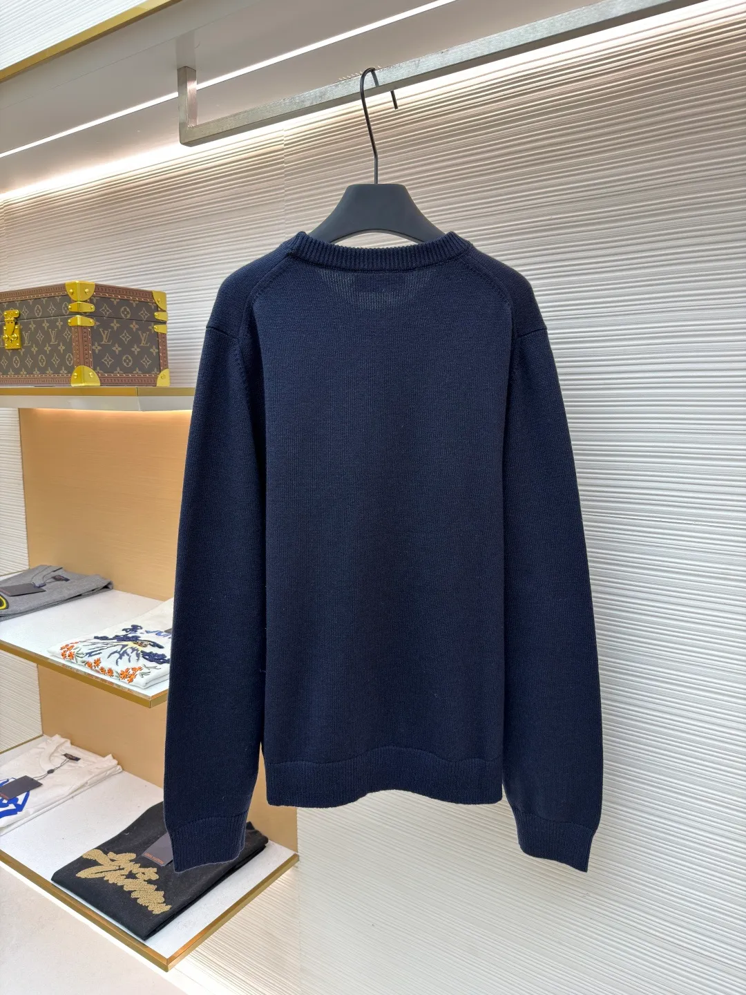 Gucci intarsia knitted wool crew neck sweater ●Original version: purchased and developed by 10024 ●Item number: 1681824-A85 ●Fabric: wool blended fabric ●Technology: knitted intarsia production ●Color: navy blue ●Version: fitted version ●Weight: about 540 grams ●Size: XS-S-M-L ●Description: This Gucci navy blue sweater is made of worsted wool blended fabric with fine flat stitch as the base, which is soft to the touch and has good warmth retention. The core logo of the garment uses contrasting jacquard technology: the light blue font is presented in a three-dimensional texture, and the strokes are smooth and delicate, forming a soft layer with the navy blue background, while retaining the recognition of the brand logo; the collar, cuffs and hem are all ribbed knitted structures, with elastic edges to ensure fit and durability. The body shape is cut with loose shoulders, and the stitching is neat without unnecessary threads. The jacquard texture and the base knitting are naturally connected, which not only reflects the fine workmanship of luxury items, but also makes it comfortable and casual for daily wear. The overall wiring is straight and delicate, the fabric is comfortable and soft, and the color is consistent without color difference. It can be matched with the same style to create a fashionable look and control various occasions. Customized accessories, complete with three standards, same style for men and women!