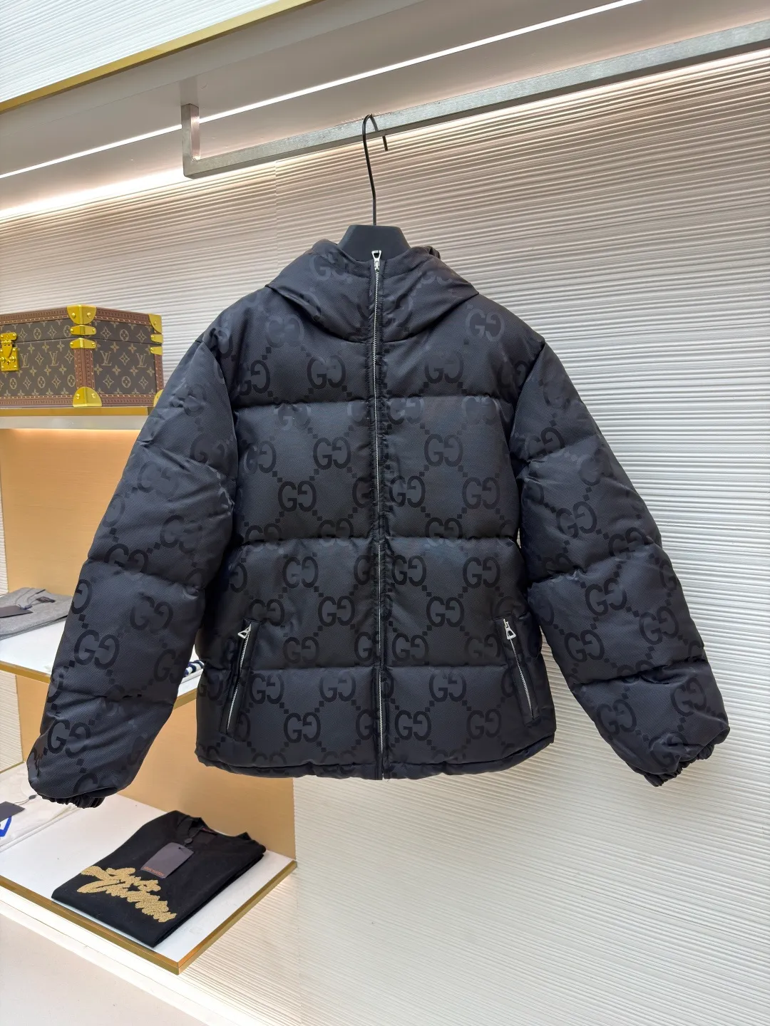Gucci Double G all-over jacquard down jacket ●Original version: purchased and developed by 13129 ●Item number: 1681478-D15 ●Fabric: white duck down fabric ●Technology: mechanical down filling ●Color: black ●Version: fitted version ●Weight: about 1330 grams ●Size: 42-44-46-48-50 ●Description: This down jacket uses double G all-over jacquard printing technology. The brand's iconic double G pattern is all over the body. The jacquard texture is clear and rich in texture, highlighting the brand recognition. It uses high-loft down filling technology to provide excellent warmth and full shape. The precision sewing process of the hooded design improves the practicality and overall styling of the outfit; the zipper and pocket hardware are made of fine die-casting technology, which is smooth, durable and of high quality. The fabric has been treated with water-repellent treatment to enhance outdoor practicality; the entire fabric adopts three-dimensional quilting technology, with neat line routing, which can effectively fix the down and prevent it from running away. From the presentation of the jacquard brand logo to the warmth of the down filling, every craftsmanship reflects the brand's pursuit of luxurious design and exquisite craftsmanship. It is an autumn and winter item that has both brand recognition and practical wearability. The overall wiring is straight and delicate, the fabric is comfortable and soft, and the color is consistent without color difference. It can be matched with the same style to create a fashionable look and control various occasions. Customized accessories, complete with three standards, same style for men and women!