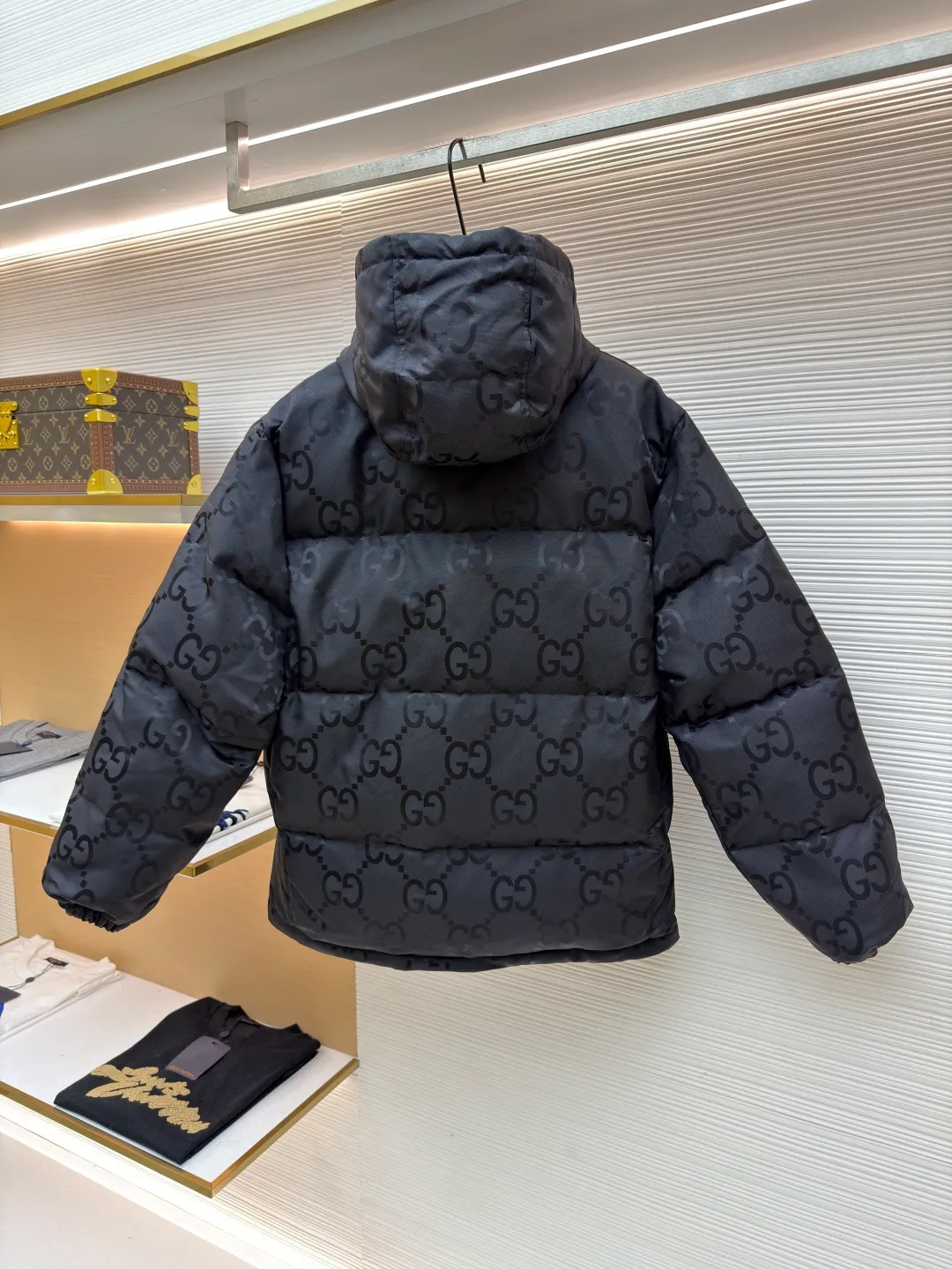 Gucci Double G all-over jacquard down jacket ●Original version: purchased and developed by 13129 ●Item number: 1681478-D15 ●Fabric: white duck down fabric ●Technology: mechanical down filling ●Color: black ●Version: fitted version ●Weight: about 1330 grams ●Size: 42-44-46-48-50 ●Description: This down jacket uses double G all-over jacquard printing technology. The brand's iconic double G pattern is all over the body. The jacquard texture is clear and rich in texture, highlighting the brand recognition. It uses high-loft down filling technology to provide excellent warmth and full shape. The precision sewing process of the hooded design improves the practicality and overall styling of the outfit; the zipper and pocket hardware are made of fine die-casting technology, which is smooth, durable and of high quality. The fabric has been treated with water-repellent treatment to enhance outdoor practicality; the entire fabric adopts three-dimensional quilting technology, with neat line routing, which can effectively fix the down and prevent it from running away. From the presentation of the jacquard brand logo to the warmth of the down filling, every craftsmanship reflects the brand's pursuit of luxurious design and exquisite craftsmanship. It is an autumn and winter item that has both brand recognition and practical wearability. The overall wiring is straight and delicate, the fabric is comfortable and soft, and the color is consistent without color difference. It can be matched with the same style to create a fashionable look and control various occasions. Customized accessories, complete with three standards, same style for men and women!