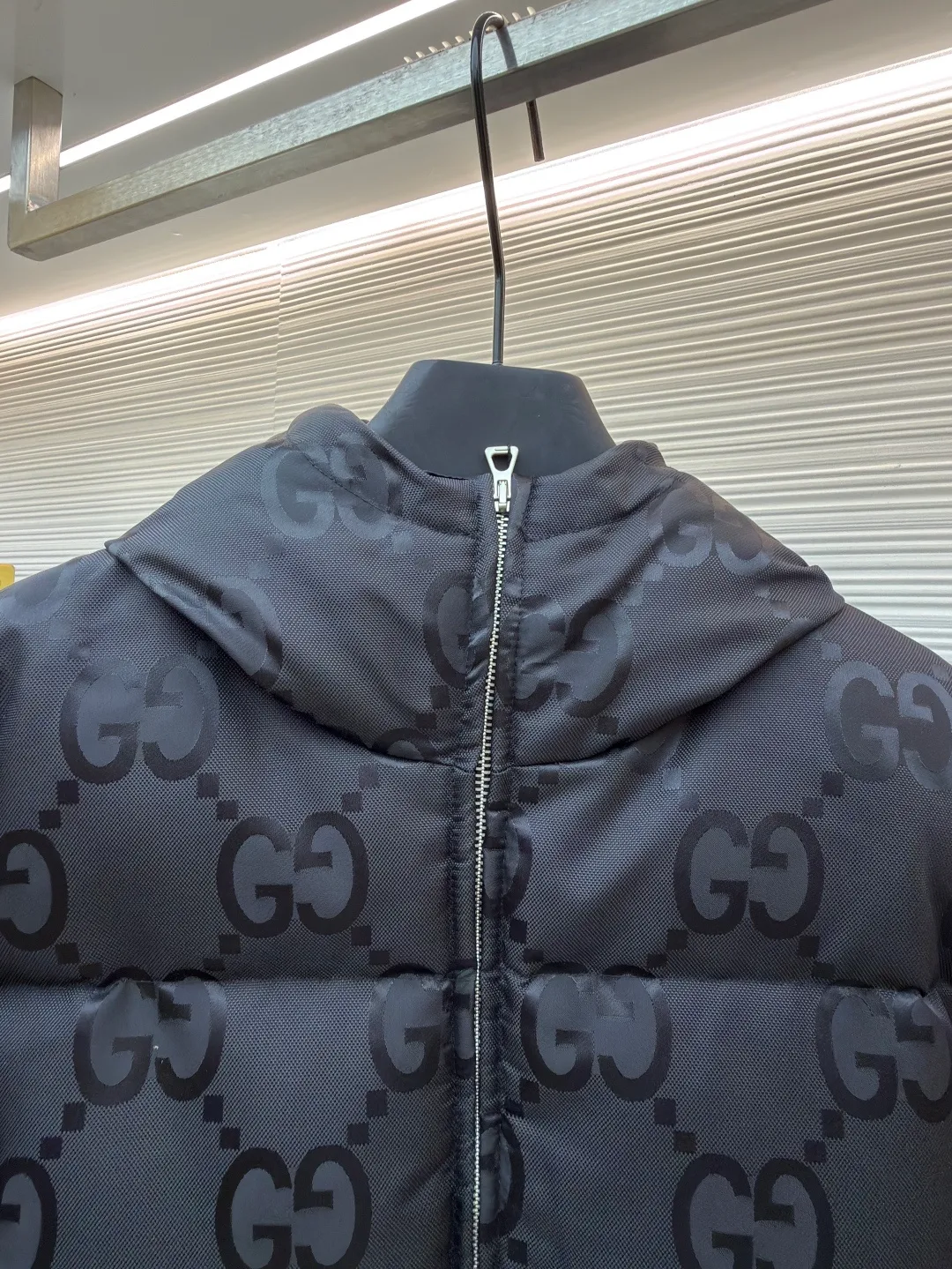Gucci Double G all-over jacquard down jacket ●Original version: purchased and developed by 13129 ●Item number: 1681478-D15 ●Fabric: white duck down fabric ●Technology: mechanical down filling ●Color: black ●Version: fitted version ●Weight: about 1330 grams ●Size: 42-44-46-48-50 ●Description: This down jacket uses double G all-over jacquard printing technology. The brand's iconic double G pattern is all over the body. The jacquard texture is clear and rich in texture, highlighting the brand recognition. It uses high-loft down filling technology to provide excellent warmth and full shape. The precision sewing process of the hooded design improves the practicality and overall styling of the outfit; the zipper and pocket hardware are made of fine die-casting technology, which is smooth, durable and of high quality. The fabric has been treated with water-repellent treatment to enhance outdoor practicality; the entire fabric adopts three-dimensional quilting technology, with neat line routing, which can effectively fix the down and prevent it from running away. From the presentation of the jacquard brand logo to the warmth of the down filling, every craftsmanship reflects the brand's pursuit of luxurious design and exquisite craftsmanship. It is an autumn and winter item that has both brand recognition and practical wearability. The overall wiring is straight and delicate, the fabric is comfortable and soft, and the color is consistent without color difference. It can be matched with the same style to create a fashionable look and control various occasions. Customized accessories, complete with three standards, same style for men and women!
