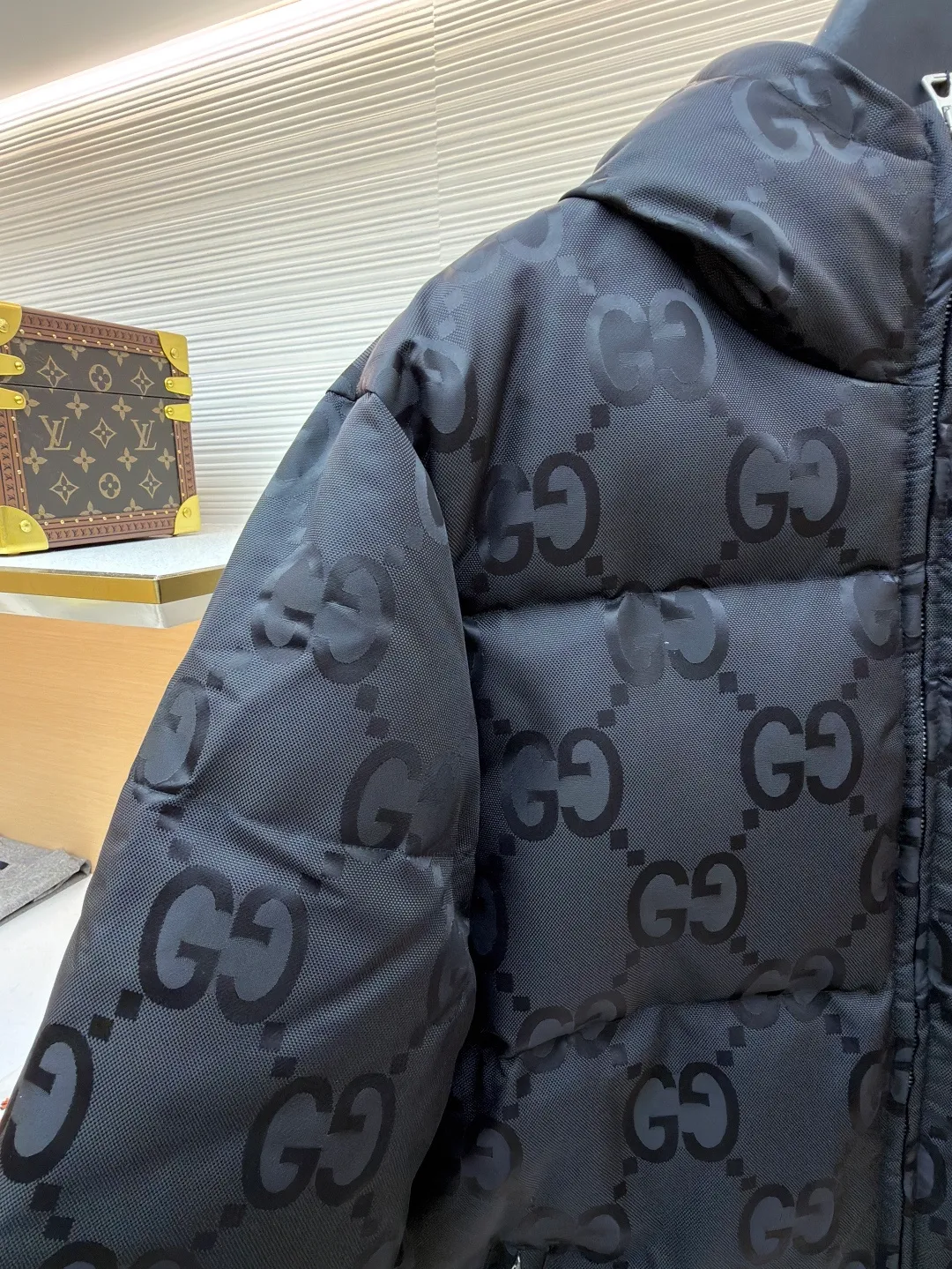 Gucci Double G all-over jacquard down jacket ●Original version: purchased and developed by 13129 ●Item number: 1681478-D15 ●Fabric: white duck down fabric ●Technology: mechanical down filling ●Color: black ●Version: fitted version ●Weight: about 1330 grams ●Size: 42-44-46-48-50 ●Description: This down jacket uses double G all-over jacquard printing technology. The brand's iconic double G pattern is all over the body. The jacquard texture is clear and rich in texture, highlighting the brand recognition. It uses high-loft down filling technology to provide excellent warmth and full shape. The precision sewing process of the hooded design improves the practicality and overall styling of the outfit; the zipper and pocket hardware are made of fine die-casting technology, which is smooth, durable and of high quality. The fabric has been treated with water-repellent treatment to enhance outdoor practicality; the entire fabric adopts three-dimensional quilting technology, with neat line routing, which can effectively fix the down and prevent it from running away. From the presentation of the jacquard brand logo to the warmth of the down filling, every craftsmanship reflects the brand's pursuit of luxurious design and exquisite craftsmanship. It is an autumn and winter item that has both brand recognition and practical wearability. The overall wiring is straight and delicate, the fabric is comfortable and soft, and the color is consistent without color difference. It can be matched with the same style to create a fashionable look and control various occasions. Customized accessories, complete with three standards, same style for men and women!