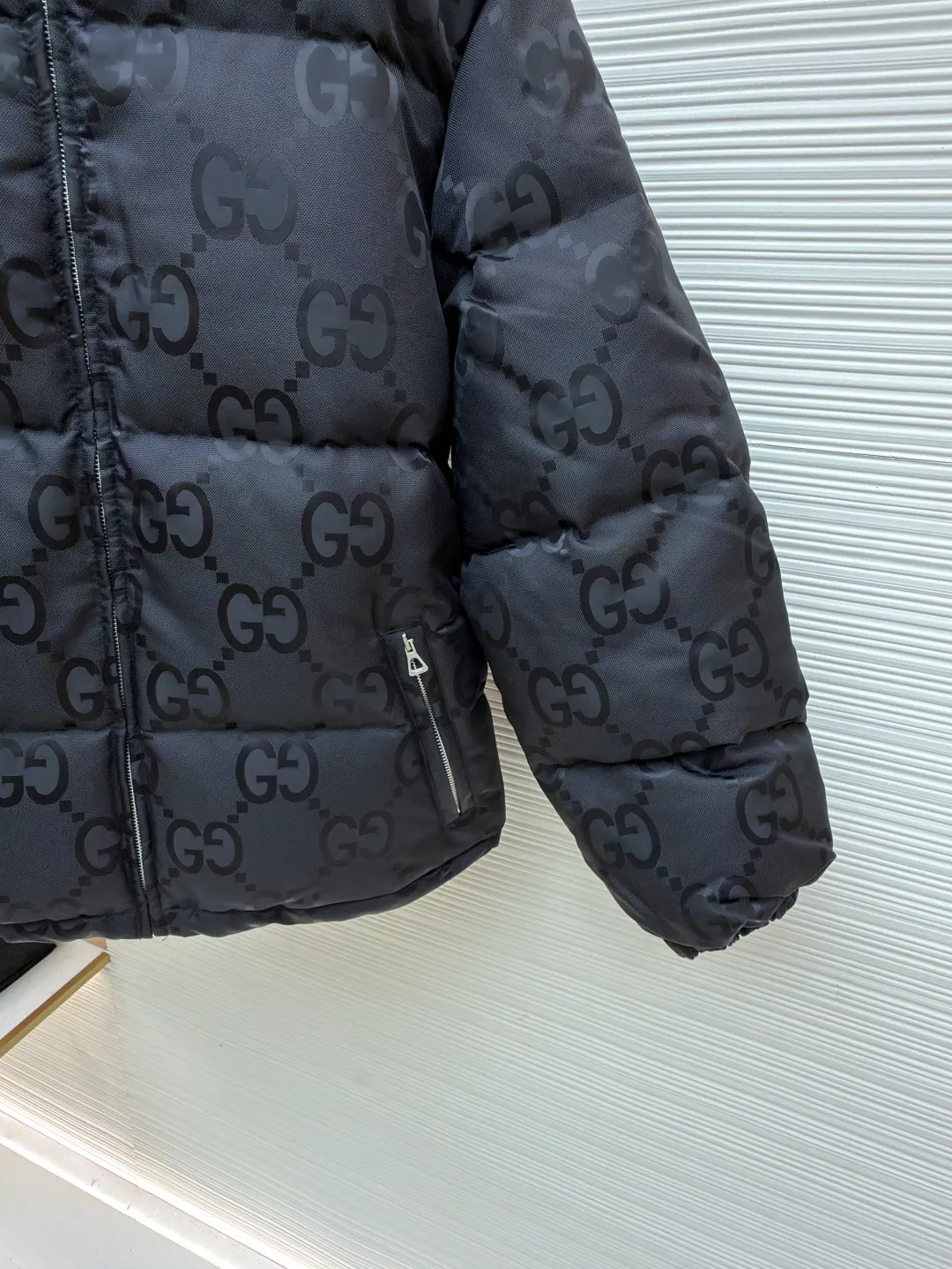 Gucci Double G all-over jacquard down jacket ●Original version: purchased and developed by 13129 ●Item number: 1681478-D15 ●Fabric: white duck down fabric ●Technology: mechanical down filling ●Color: black ●Version: fitted version ●Weight: about 1330 grams ●Size: 42-44-46-48-50 ●Description: This down jacket uses double G all-over jacquard printing technology. The brand's iconic double G pattern is all over the body. The jacquard texture is clear and rich in texture, highlighting the brand recognition. It uses high-loft down filling technology to provide excellent warmth and full shape. The precision sewing process of the hooded design improves the practicality and overall styling of the outfit; the zipper and pocket hardware are made of fine die-casting technology, which is smooth, durable and of high quality. The fabric has been treated with water-repellent treatment to enhance outdoor practicality; the entire fabric adopts three-dimensional quilting technology, with neat line routing, which can effectively fix the down and prevent it from running away. From the presentation of the jacquard brand logo to the warmth of the down filling, every craftsmanship reflects the brand's pursuit of luxurious design and exquisite craftsmanship. It is an autumn and winter item that has both brand recognition and practical wearability. The overall wiring is straight and delicate, the fabric is comfortable and soft, and the color is consistent without color difference. It can be matched with the same style to create a fashionable look and control various occasions. Customized accessories, complete with three standards, same style for men and women!